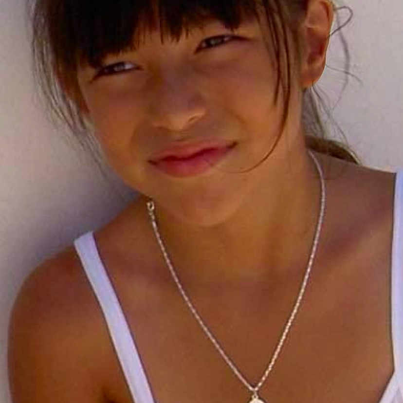 Thylane a rejoint le concours — aidez-le/la à gagner de superbes lots ! accessory, arm, bangs, casual, child, dark_hair, fashion, girl, natural_light, necklace, outdoor, pendant, person, portrait, shoulders, skin, smile, summer, white_top, young