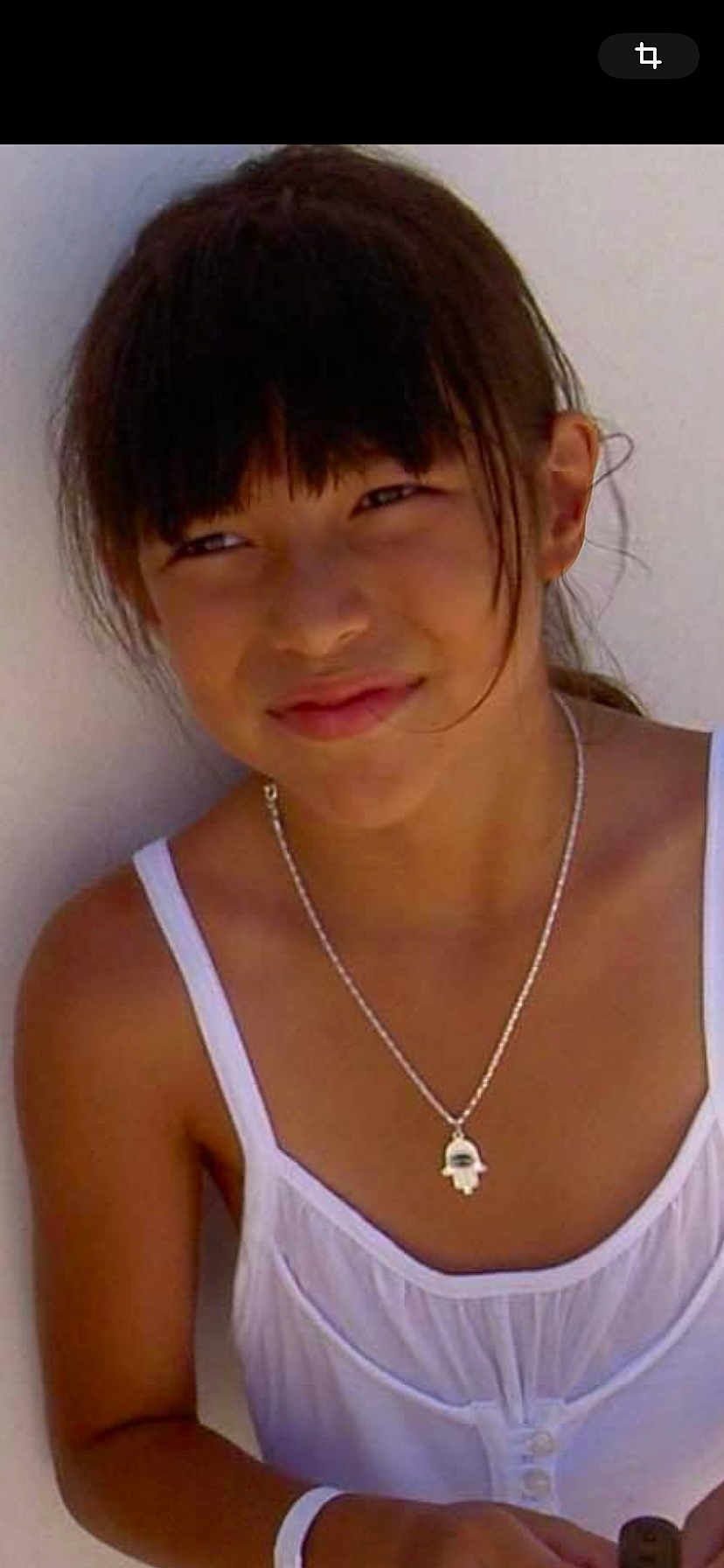 Thylane a rejoint le concours — aidez-le/la à gagner de superbes lots ! child, girl, portrait, white_top, necklace, pendant, smile, dark_hair, bangs, casual, young, person, skin, shoulders, arm, summer, outdoor, natural_light, fashion, accessory