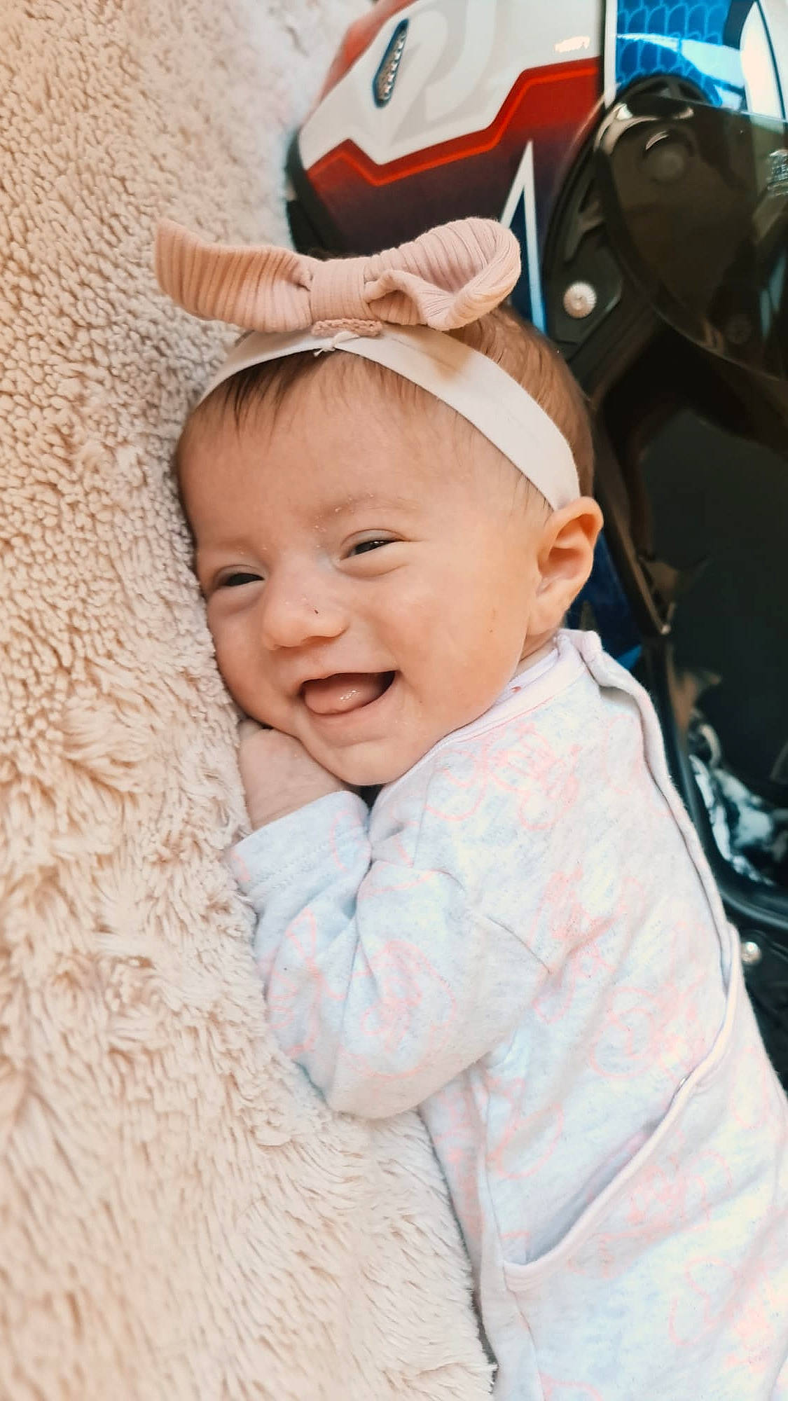 Hénora a rejoint le concours — aidez-le/la à gagner de superbes lots ! baby, baby_toddler_clothing, child, comfort, fashion_accessory, flash_photography, fun, grass, happy, iris, laugh, linens, mammal, person, portrait_photography, skin, sleeve, smile, toddler