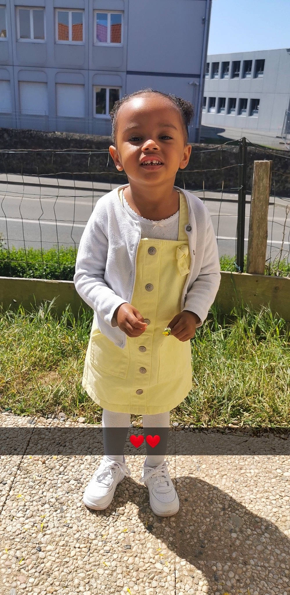 Nalya a rejoint le concours — aidez-le/la à gagner de superbes lots ! baby, baby_toddler_clothing, building, eye, face, fence, finger, grass, hand, happy, head, person, plant, shoe, sleeve, smile, snapshot, sneakers, street_fashion, toddler