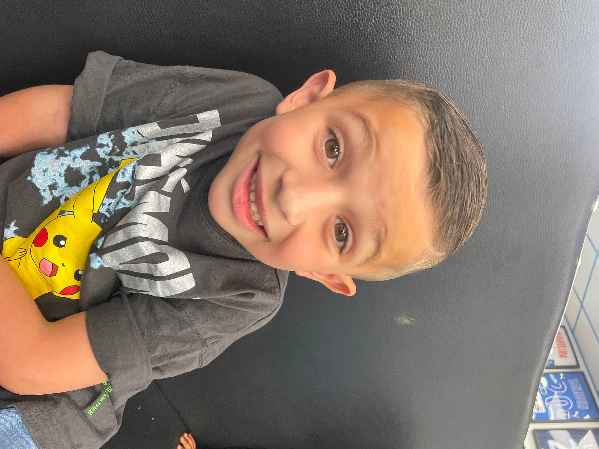 Lorenzo participe au concours pour gagner de l'argent avec cette photo : cheek, chest, child, elbow, flash_photography, fun, happy, iris, joy, laugh, lip, mouth, neck, nose, person, room, sitting, sleeve, smile, t_shirt