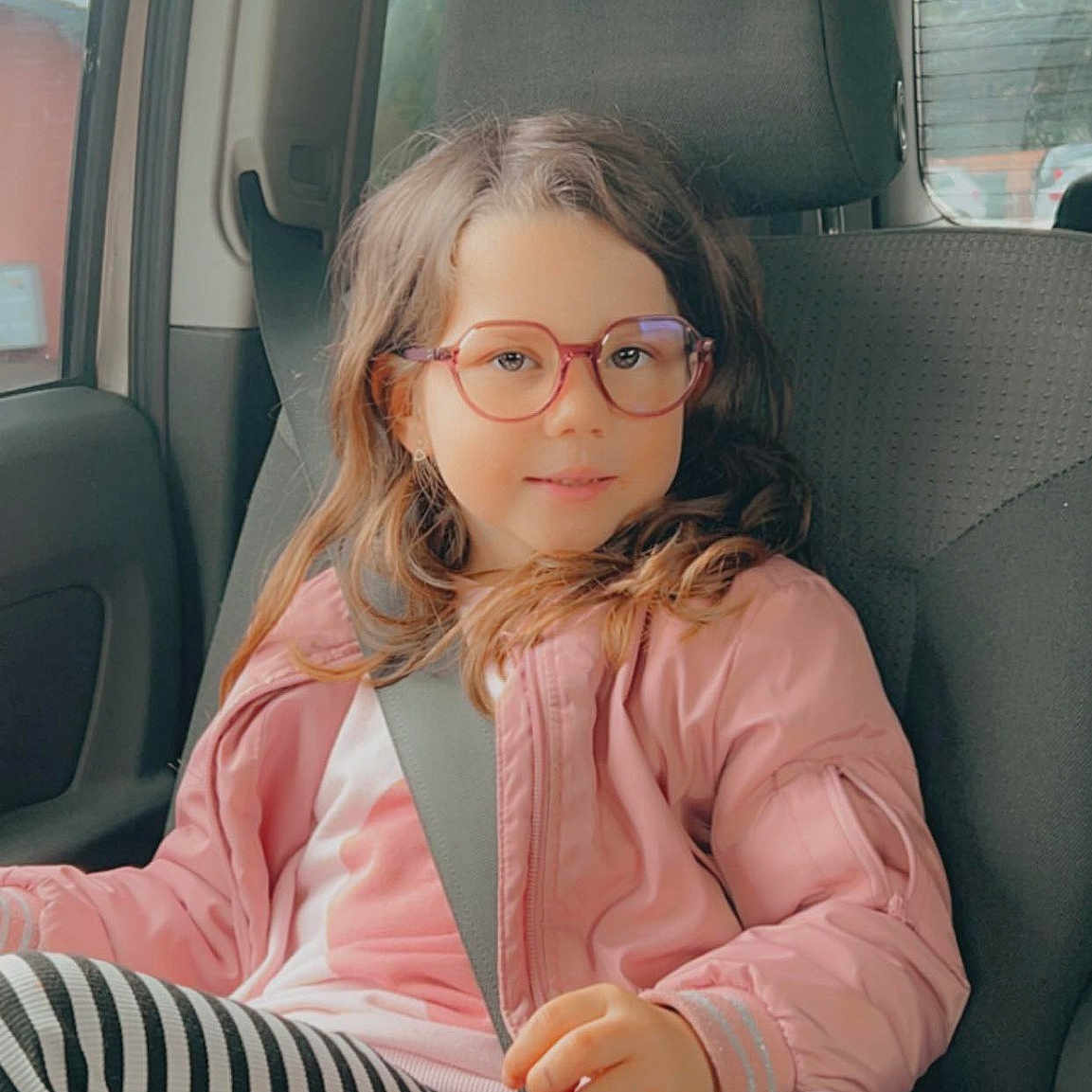 Katnyss a rejoint le concours — aidez-le/la à gagner de superbes lots ! auto_part, automotive_design, automotive_exterior, blond, car_seat, car_seat_cover, comfort, eyewear, family_car, fun, glasses, head_restraint, luxury_vehicle, motor_vehicle, smile, toddler, vehicle_door, vision_care, white, window