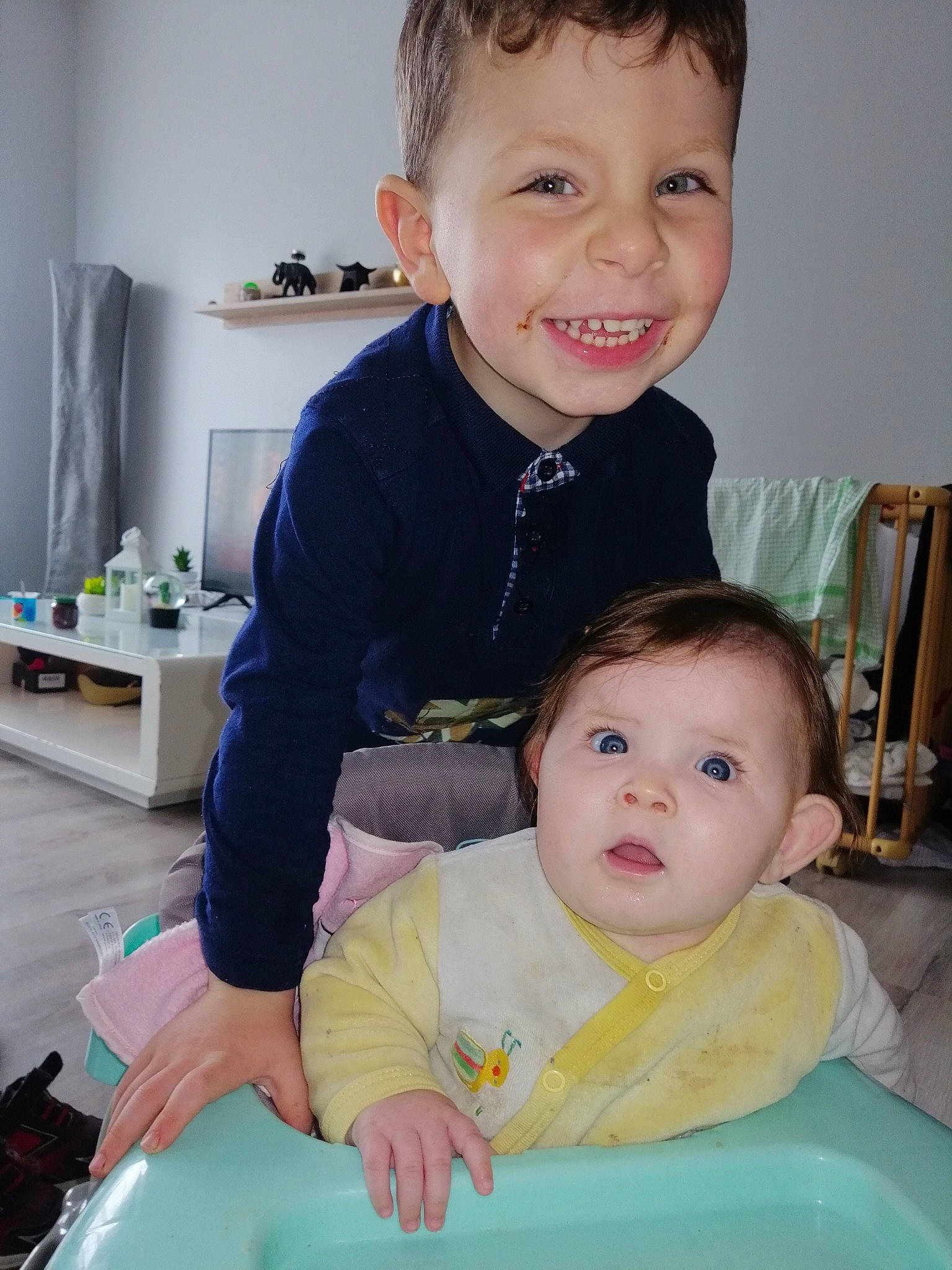 éline participe au concours pour gagner de l'argent avec cette photo : baby, cheek, child, daughter, eye, face, happy, iris, joy, mother, person, room, sibling, sitting, skin, smile, toddler