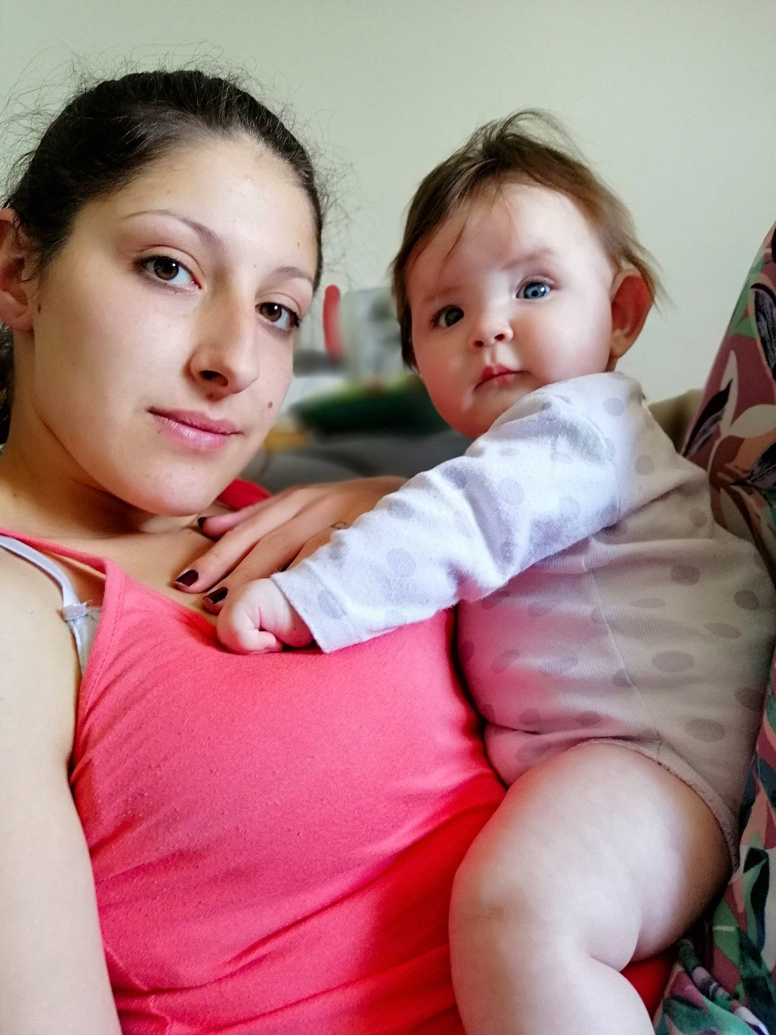 éline a rejoint le concours — aidez-le/la à gagner de superbes lots ! baby, cheek, child, daughter, mother, person, sibling, skin, smile, toddler