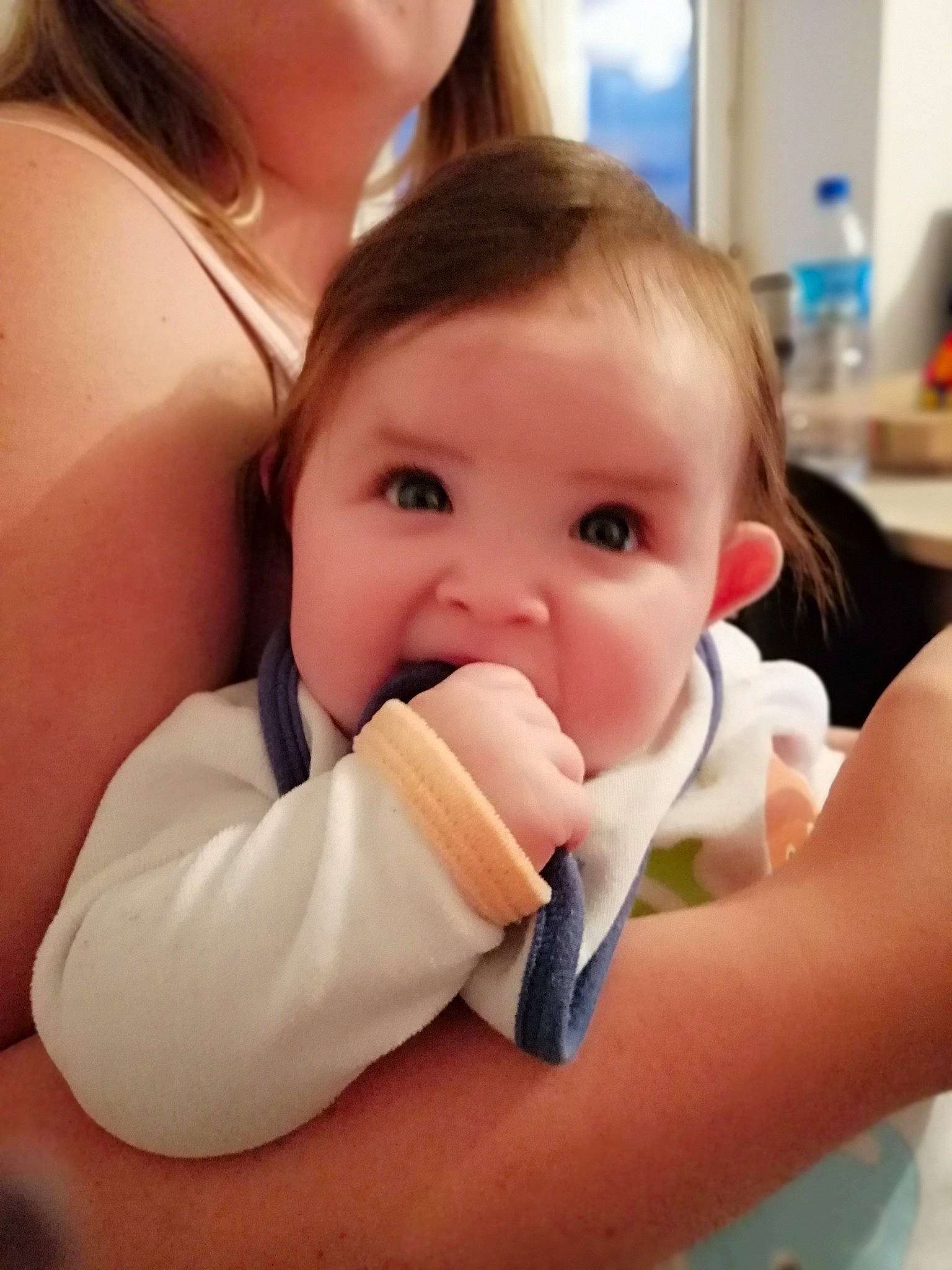 éline a rejoint le concours — aidez-le/la à gagner de superbes lots ! baby, child, finger, joy, mother, mouth, nose, person, tableware, toddler