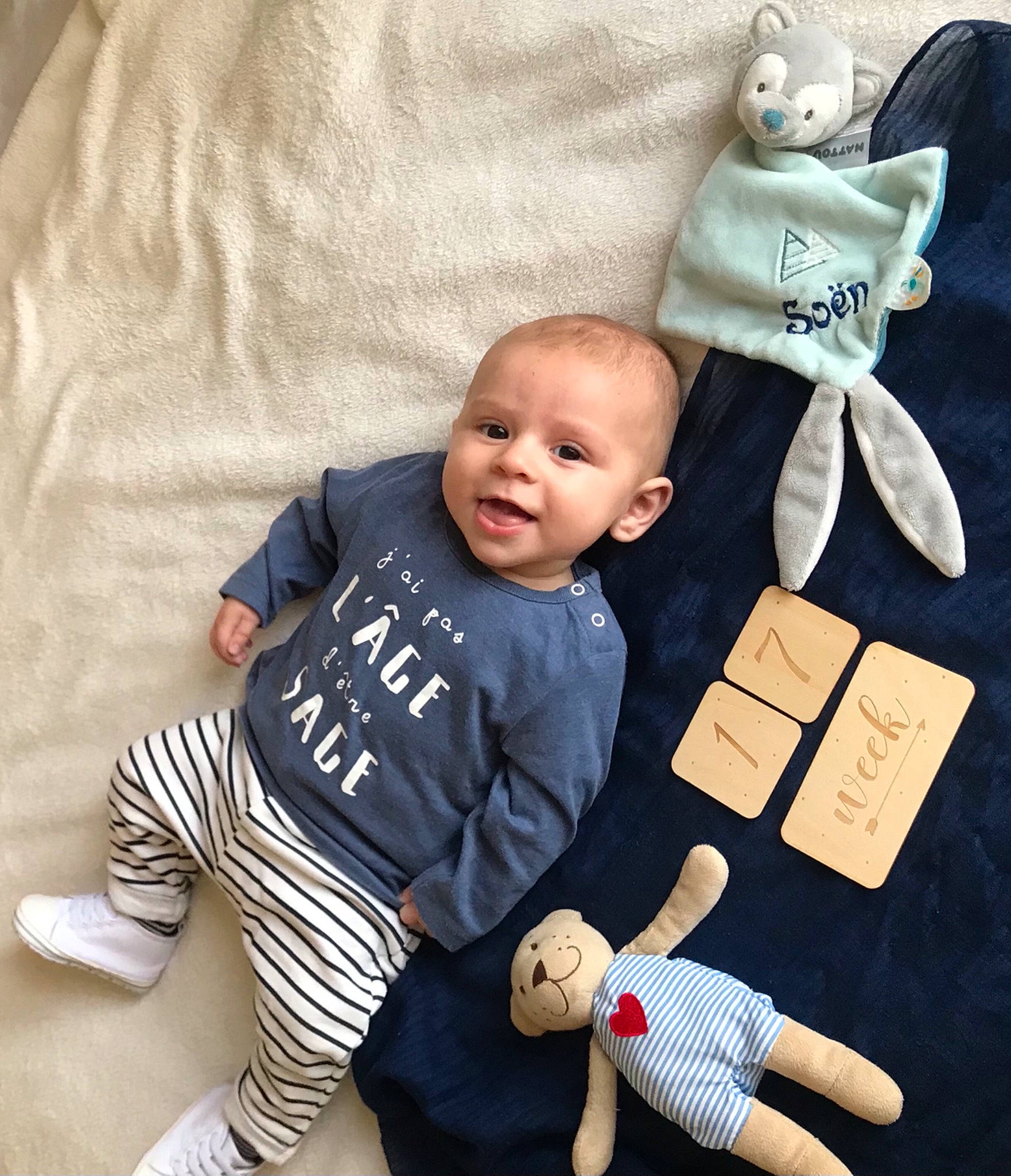 Soën participe au concours pour gagner de l'argent avec cette photo : baby, baby_toddler_clothing, child, comfort, happy, linens, mammal, person, plush, product, sitting, sleeve, sock, stuffed_toy, t_shirt, textile, toddler, toy, vertebrate, white
