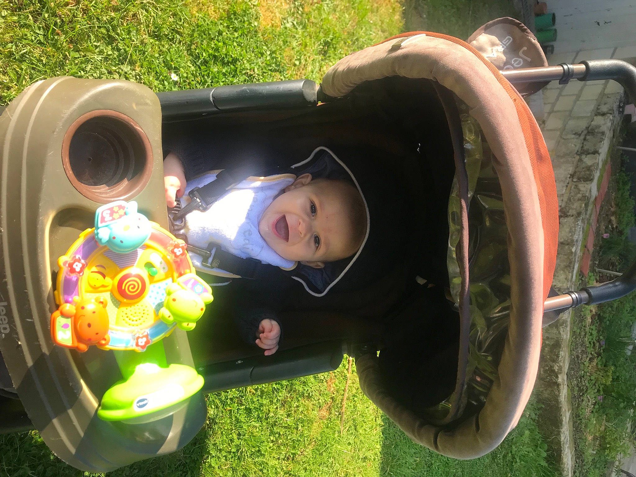 Soën a rejoint le concours — aidez-le/la à gagner de superbes lots ! auto_part, automotive_exterior, automotive_tire, automotive_wheel_system, child, fun, grass, hat, headgear, headwear, lawn, leisure, motor_vehicle, person, personal_protective_equipment, plant, play, public_space, recreation, toddler