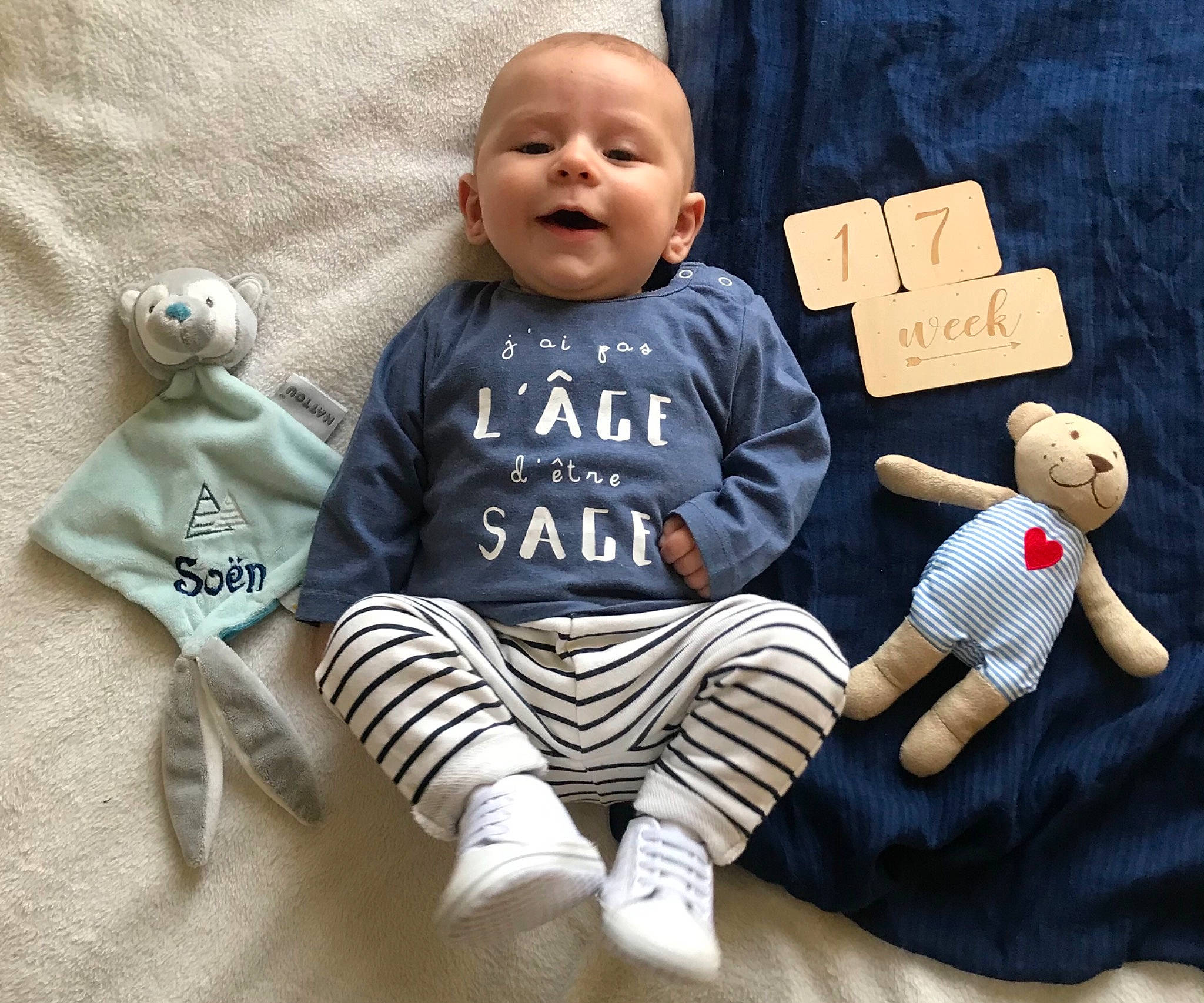 Soën participe au concours pour gagner de l'argent avec cette photo : arm, baby, baby_toddler_clothing, cheek, comfort, cool, finger, happy, headgear, joint, mammal, person, product, skin, sleeve, smile, t_shirt, textile, thigh, toddler