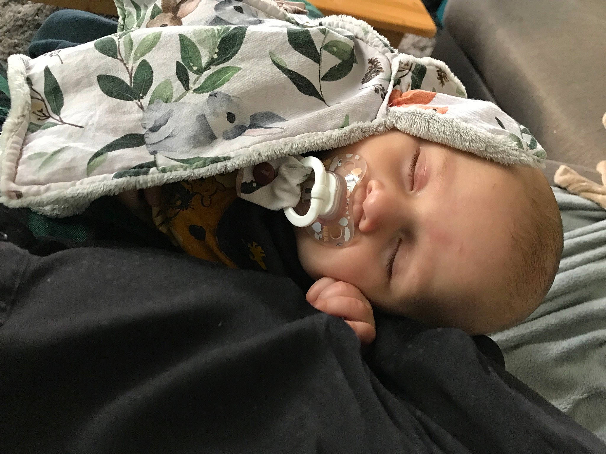 Soën participe au concours pour gagner de l'argent avec cette photo : baby, baby_products, baby_toddler_clothing, camouflage, cheek, child, comfort, eye, eyelash, grass, hat, headgear, linens, military_camouflage, mouth, nap, pattern, person, personal_protective_equipment, room