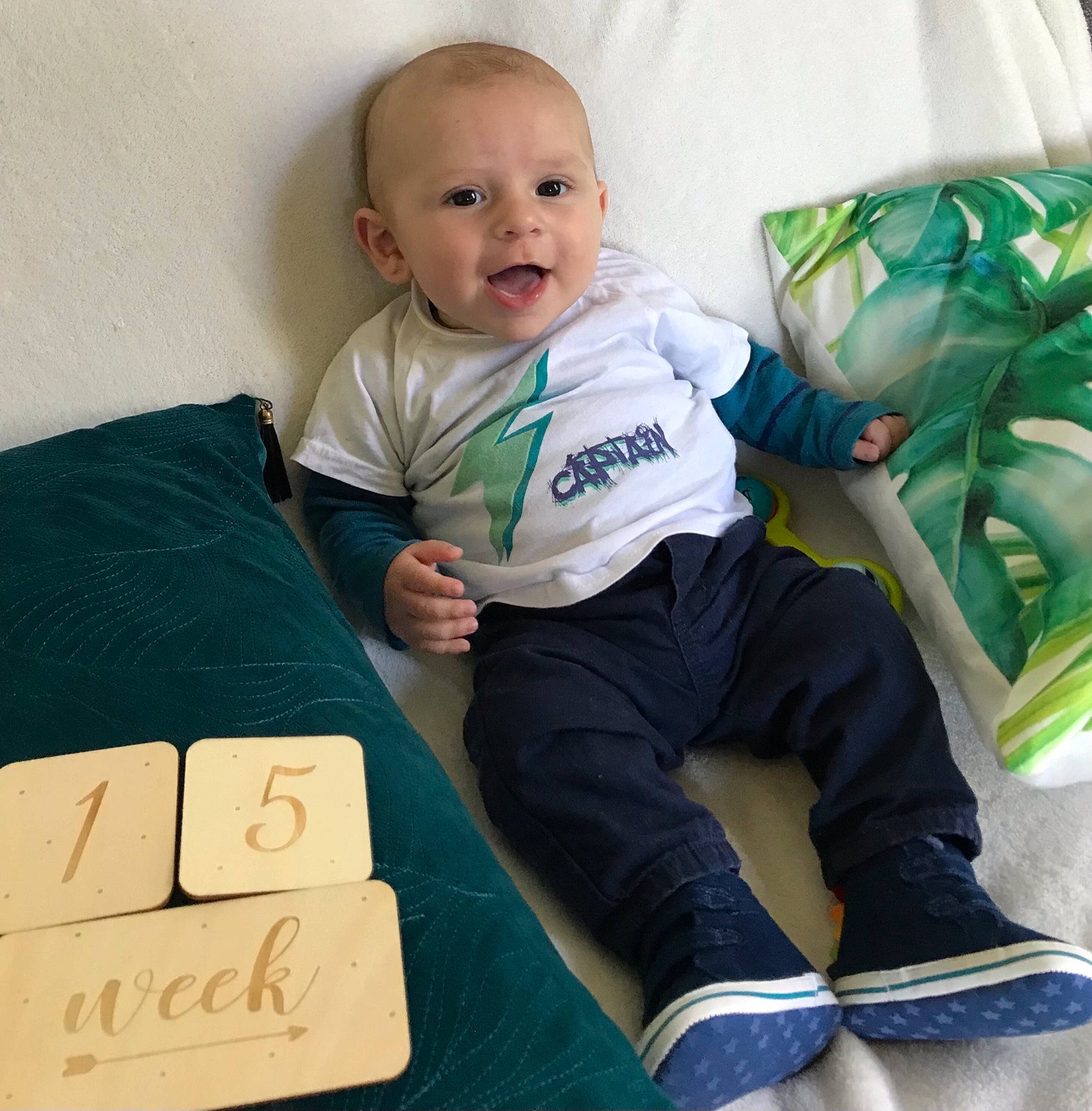 Soën a rejoint le concours — aidez-le/la à gagner de superbes lots ! baby, baby_toddler_clothing, box, chair, child, comfort, couch, happy, leg, linens, person, pillow, product, shipping_box, sitting, sleeve, smile, sneakers, t_shirt, textile