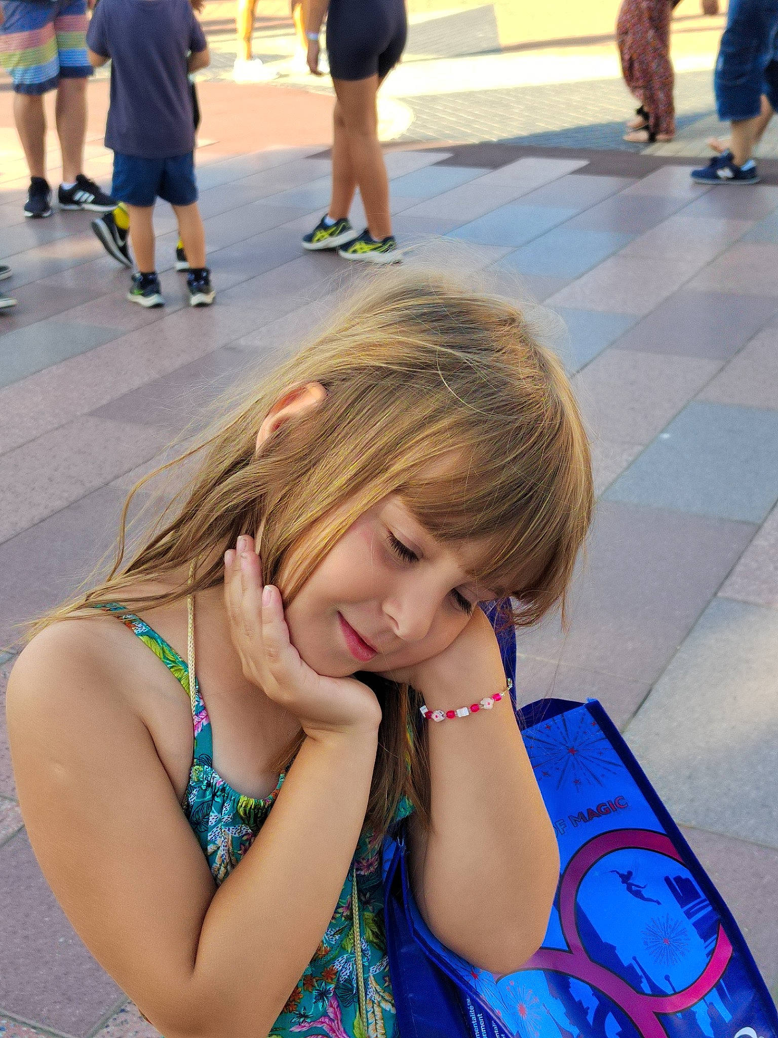 Leane participe au concours pour gagner de l'argent avec cette photo : bangs, blue, electric_blue, event, fashion, fun, hairstyle, happy, human, human_leg, joint, leg, leisure, long_hair, pedestrian, people, person, photograph, snapshot, summer