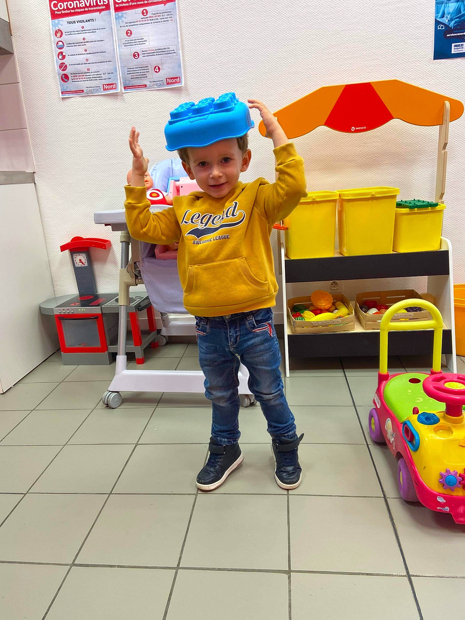 Maxence a rejoint le concours — aidez-le/la à gagner de superbes lots ! baby_toddler_clothing, baseball_cap, child, cleanliness, flooring, fun, happy, hat, headwear, joy, leisure, person, play, product, red, room, shoe, smile, sneakers, t_shirt