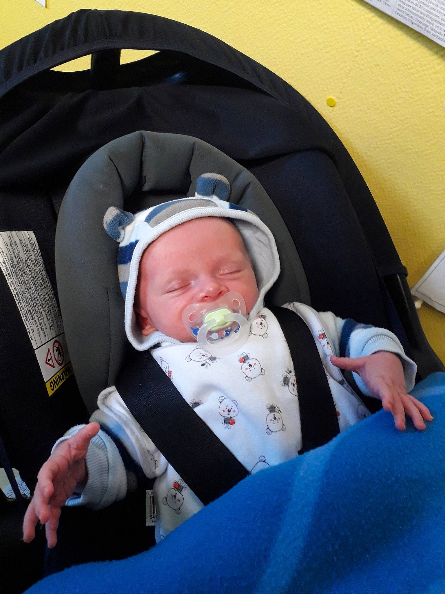 Maxence a rejoint le concours — aidez-le/la à gagner de superbes lots ! baby, baby_carriage, baby_in_car_seat, baby_products, car_seat, child, comfort, person, product, sleep, toddler