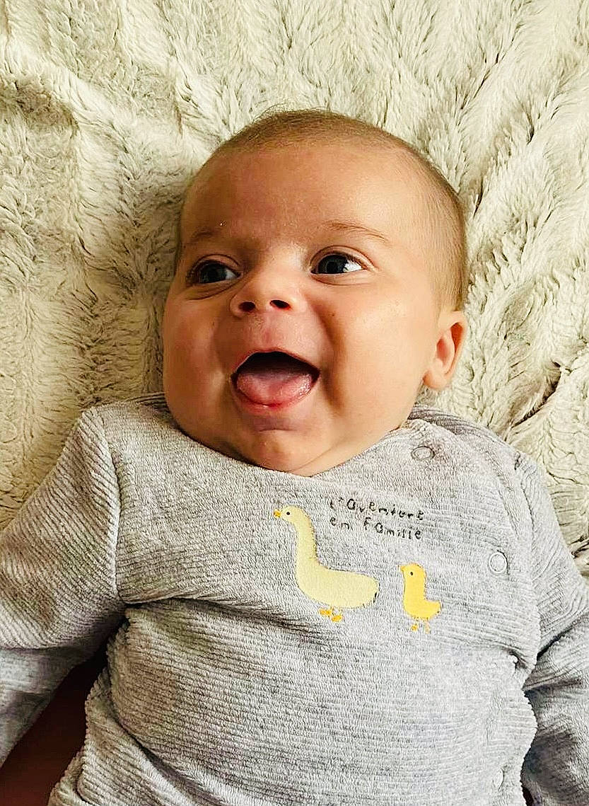 Télio a rejoint le concours — aidez-le/la à gagner de superbes lots ! baby, baby_toddler_clothing, cheek, child, chin, clothing, comfort, eye, eyebrow, facial_expression, happy, iris, linens, lip, mouth, nose, person, skin, sleeve, smile