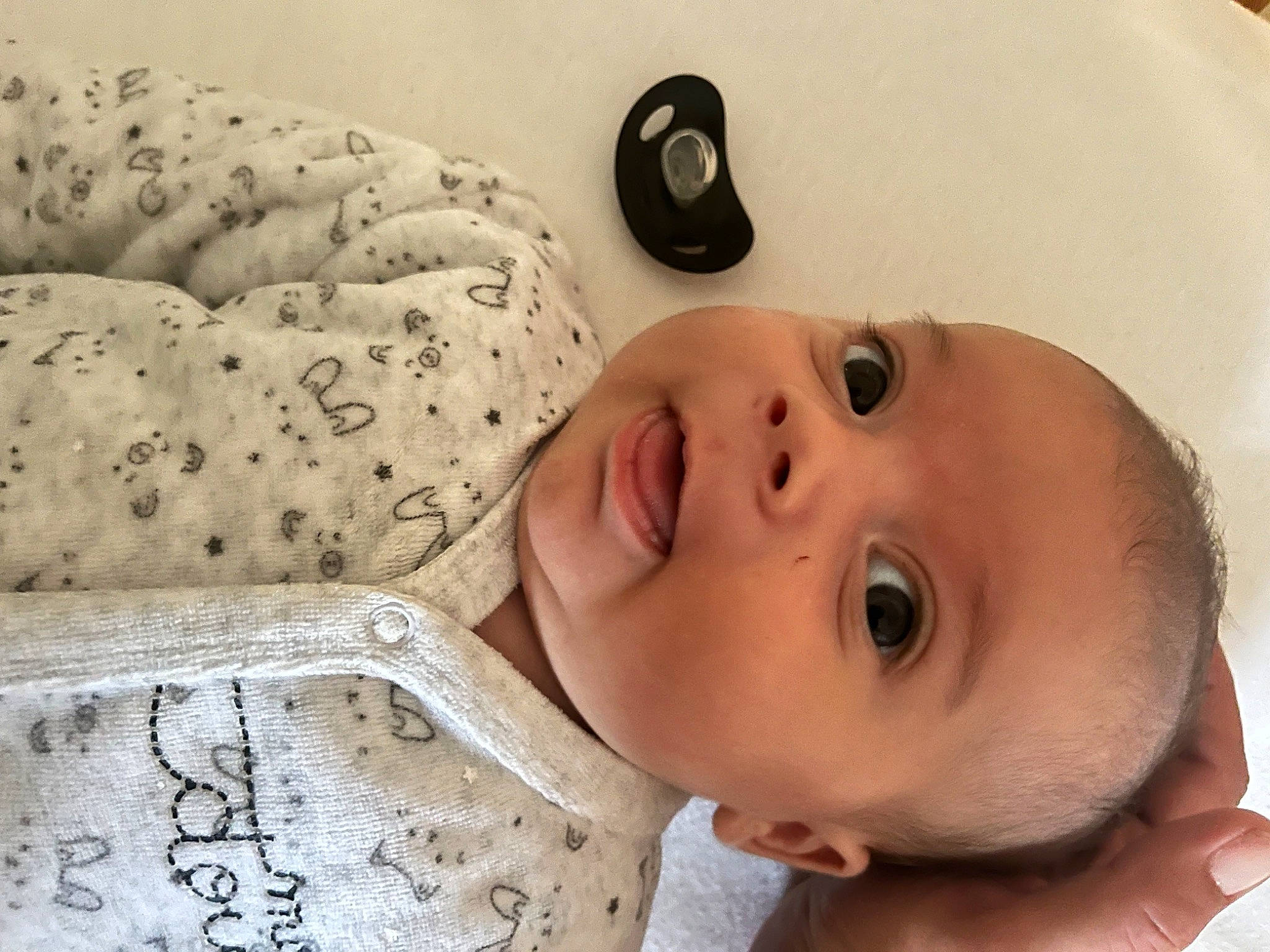 Télio participe au concours pour gagner de l'argent avec cette photo : baby, baby_toddler_clothing, cheek, child, comfort, eyelash, happy, headgear, iris, linens, lip, nose, pattern, person, skin, sleeve, smile, textile, toddler, white