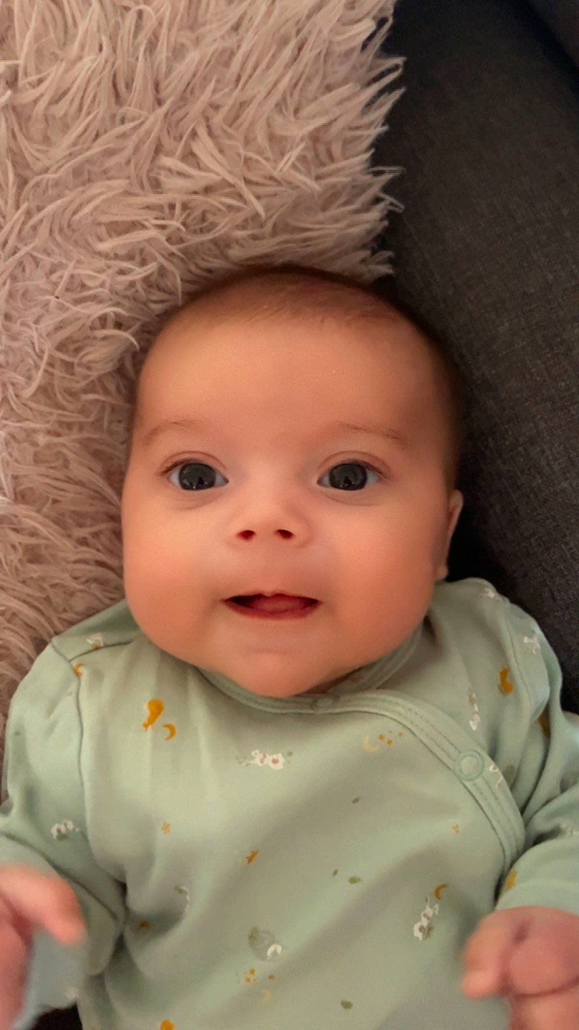 Télio participe au concours pour gagner de l'argent avec cette photo : baby, baby_toddler_clothing, cheek, chin, clothing, eye, eyebrow, eyelash, hairstyle, happy, human_body, iris, lip, mouth, nose, person, pink, skin, sleeve, smile