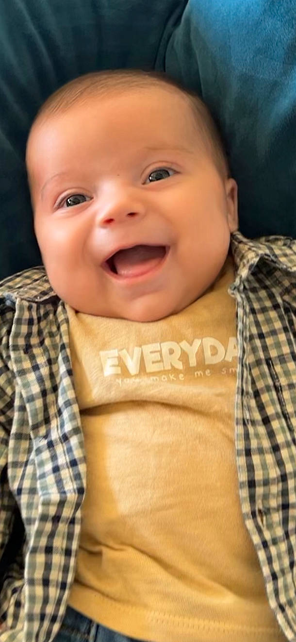 Télio a rejoint le concours — aidez-le/la à gagner de superbes lots ! baby, baby_laughing, baby_toddler_clothing, cheek, chin, comfort, eye, finger, gesture, happy, iris, joy, lip, mouth, neck, nose, person, skin, sleeve, smile