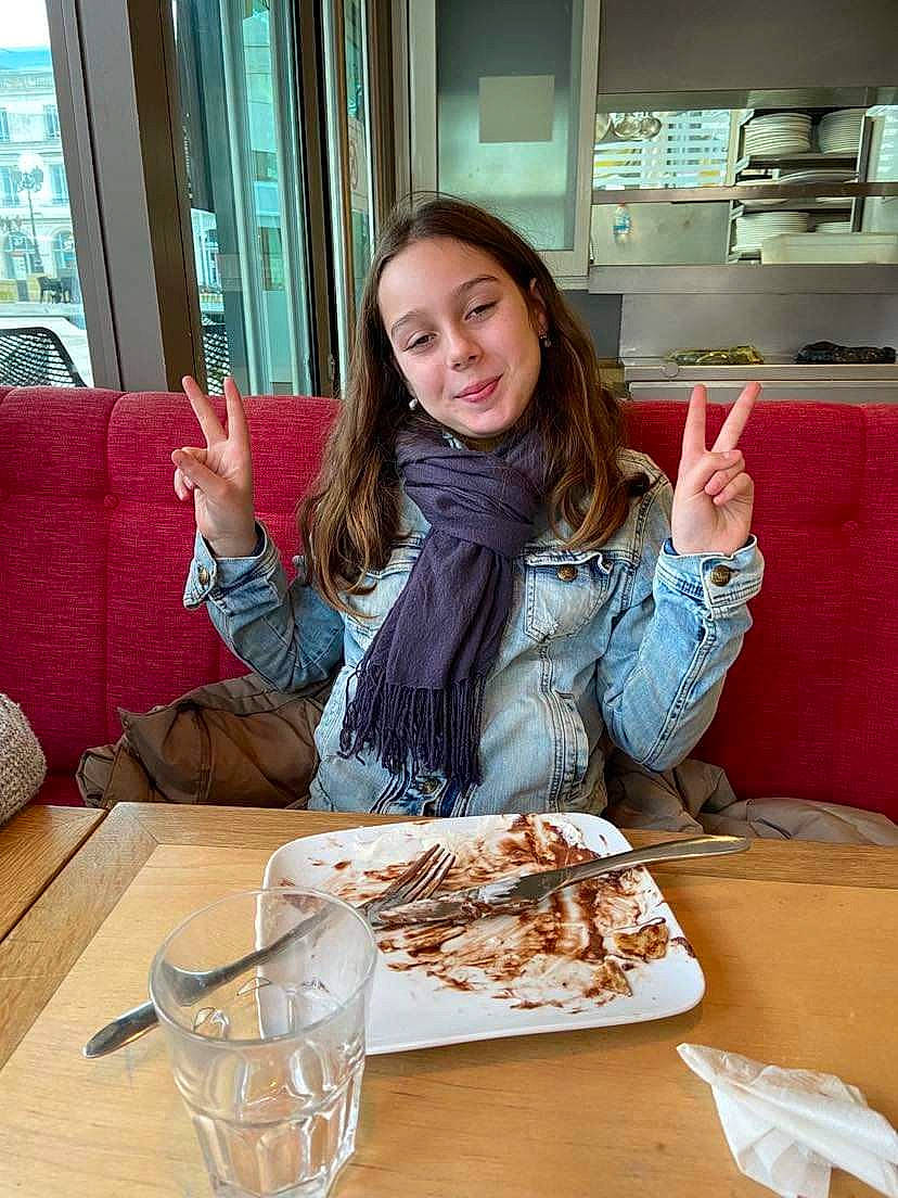 Enoha a rejoint le concours — aidez-le/la à gagner de superbes lots ! chair, comfort_food, couch, cuisine, design, dessert, dish, event, fast_food, finger_food, food, joy, junk_food, person, plate, recipe, room, smile, table, tableware