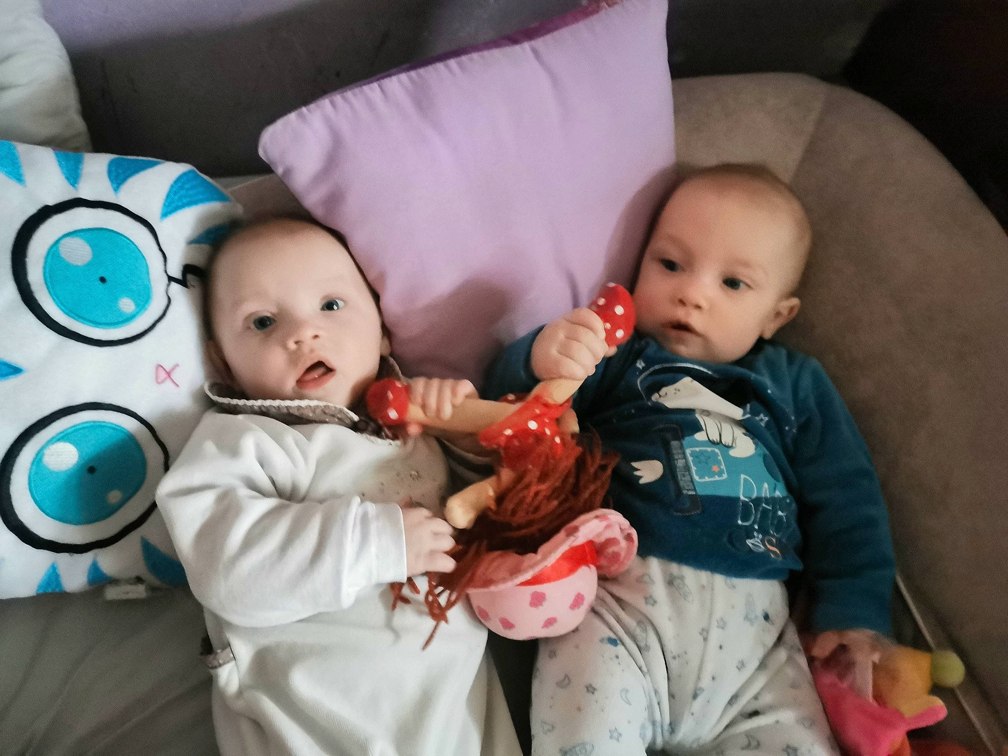 Jonathan a rejoint le concours — aidez-le/la à gagner de superbes lots ! baby, baby_products, birth, cheek, child, comfort, eye, family, furniture, happy, iris, people, person, play, product, sibling, skin, toddler