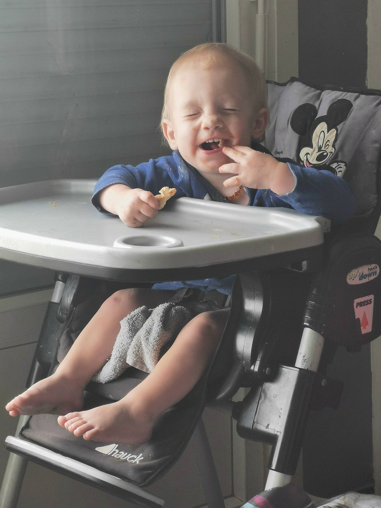 Jonathan participe au concours pour gagner de l'argent avec cette photo : baby, baby_carriage, baby_products, chair, child, comfort, leg, person, product, sitting, toddler