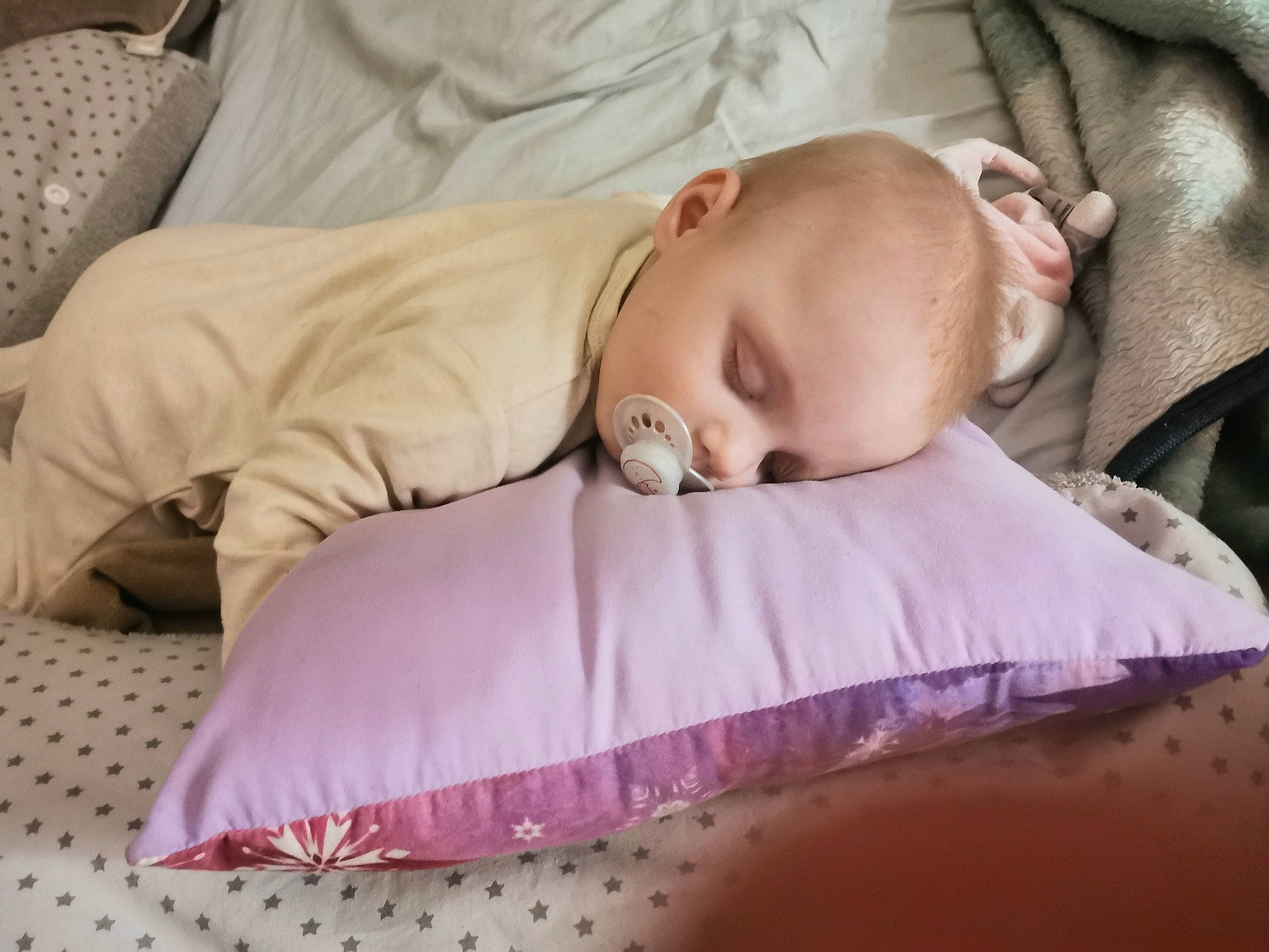 Octavia a rejoint le concours — aidez-le/la à gagner de superbes lots ! baby, baby_sleeping, bedding, bedtime, birth, child, comfort, furniture, linens, nap, person, pillow, pink, product, room, sleep, textile, toddler