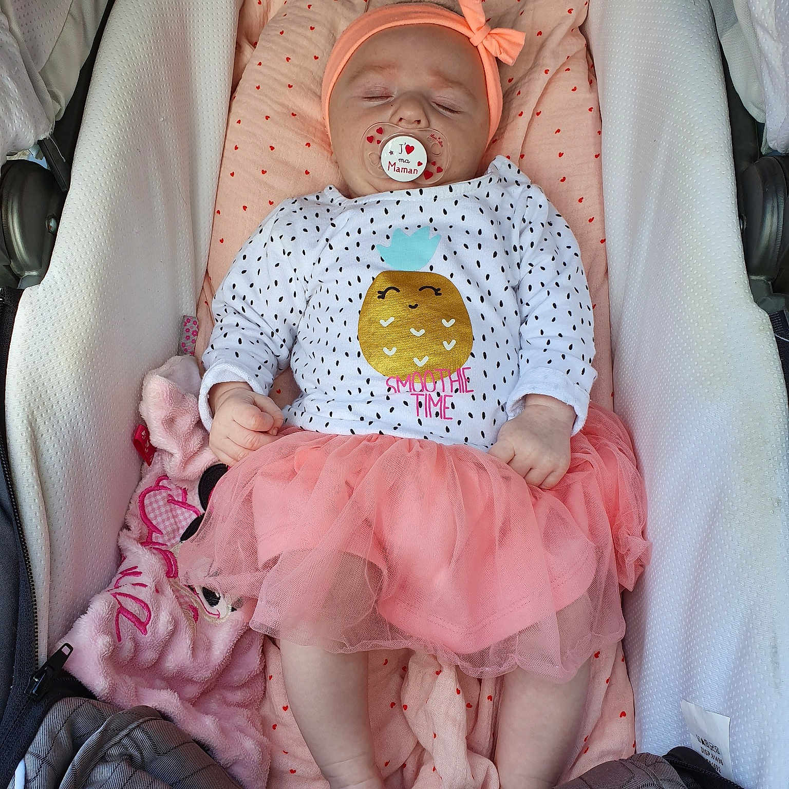 Ilaria participe au concours pour gagner de l'argent avec cette photo : baby, baby_in_car_seat, baby_products, baby_safety, baby_sleeping, bedtime, birth, car_seat, child, comfort, furniture, infant_bed, linens, pink, product, sleep, toddler