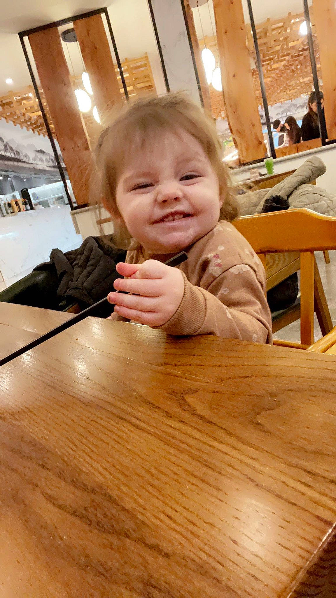 Britney a rejoint le concours — aidez-le/la à gagner de superbes lots ! baby, baby_toddler_clothing, cheek, child, floor, flooring, fun, happy, hardwood, joy, laminate_flooring, person, room, skin, smile, table, thumb, toddler, varnish, wood