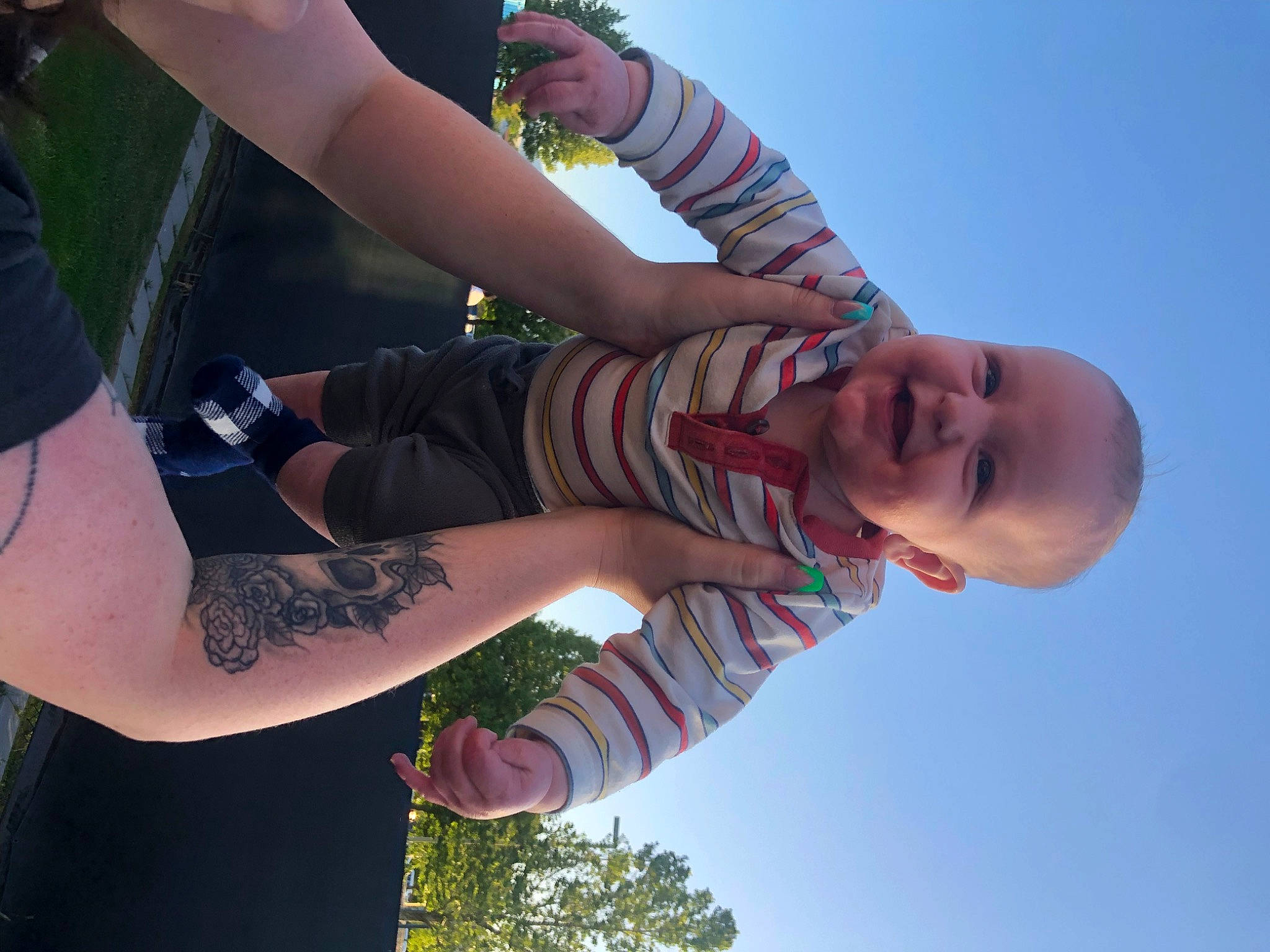 Kolson is registered to the contest to win money with this photo: arm, black, cool, elbow, eyewear, finger, gesture, hand, happy, human_body, joint, leg, people_in_nature, person, pollinator, shoulder, sky, sleeve, thumb, tree