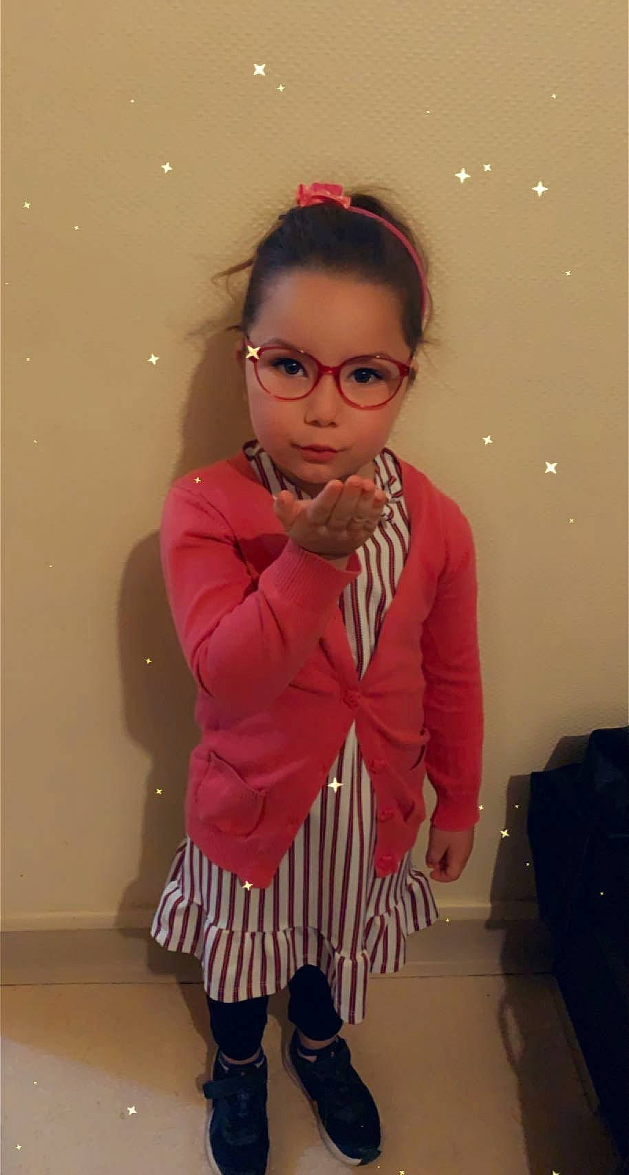Dayana participe au concours pour gagner de l'argent avec cette photo : arm, collar, dress_shirt, eyewear, glasses, hairstyle, happy, head, joint, knee, lip, neck, organ, person, shoulder, sleeve, standing, thigh, toddler, vision_care