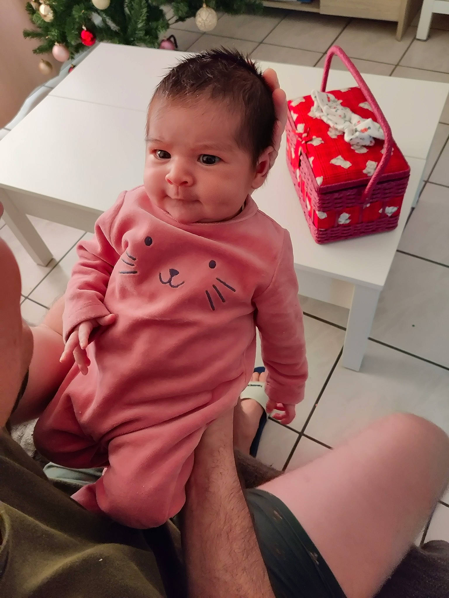 Eléonore a rejoint le concours — aidez-le/la à gagner de superbes lots ! baby, baby_toddler_clothing, chair, child, comfort, elbow, event, flooring, foot, human_leg, joint, knee, lap, leg, person, red, room, sitting, skin, thigh