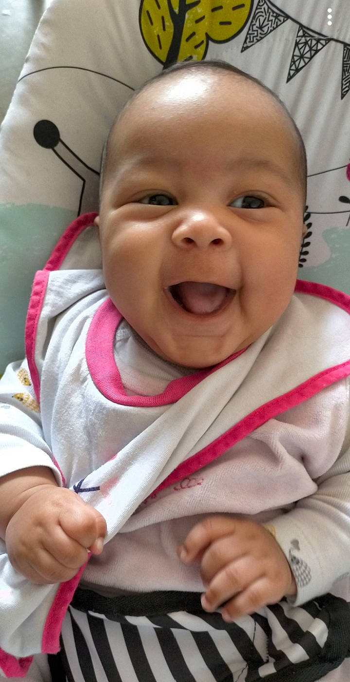 Yasmina a rejoint le concours — aidez-le/la à gagner de superbes lots ! baby, baby_laughing, baby_toddler_clothing, cheek, chin, eye, finger, gesture, happy, head, lip, mouth, nose, person, pink, red, skin, sleeve, smile, toddler