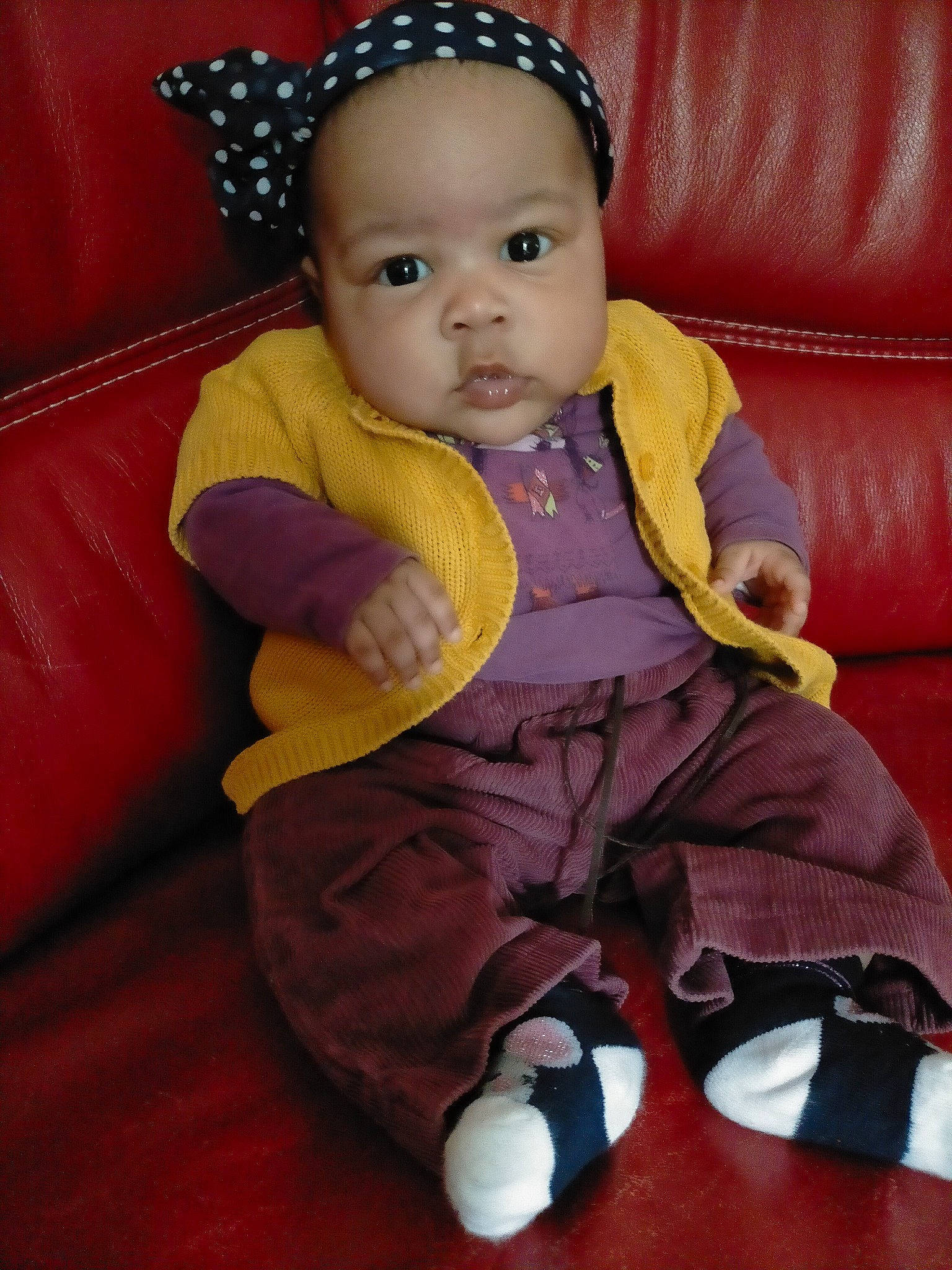 Yasmina participe au concours pour gagner de l'argent avec cette photo : baby, baby_toddler_clothing, cheek, child, comfort, eye, floor, flooring, fun, happy, head, human_body, nose, person, pink, purple, skin, sleeve, smile, toddler