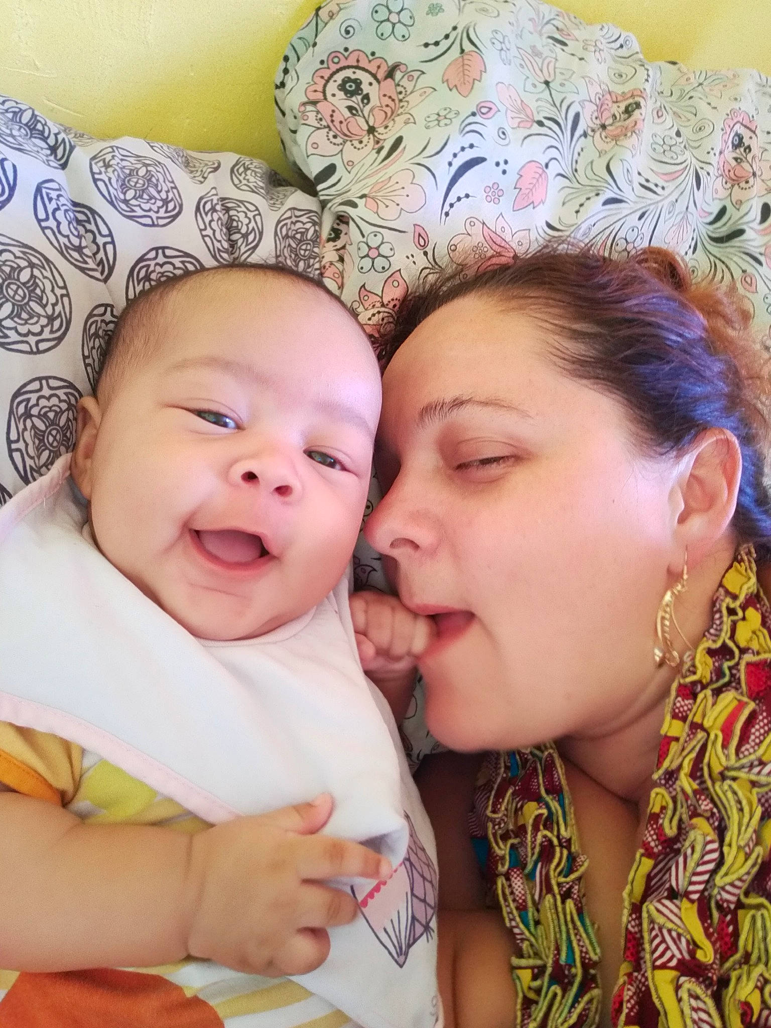 Yasmina a rejoint le concours — aidez-le/la à gagner de superbes lots ! baby, baby_toddler_clothing, cheek, clothing, comfort, eye, fun, gesture, happy, iris, kiss, lip, mouth, neck, nose, organ, people_in_nature, person, skin, toddler