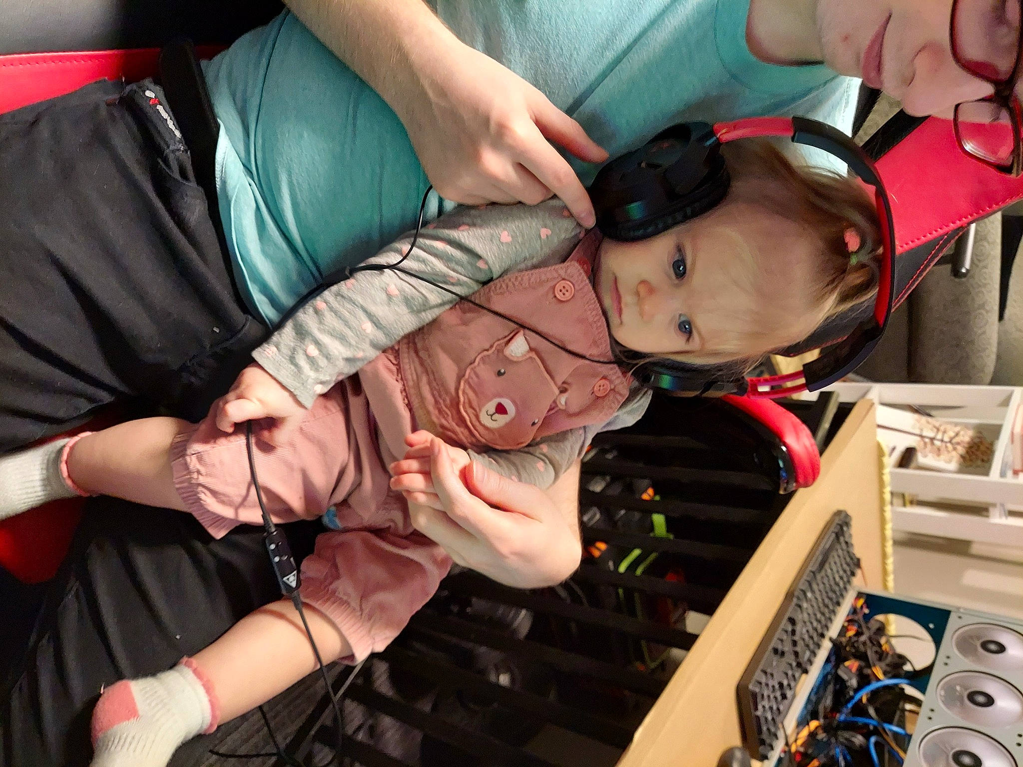 Maura is registered to the contest to win money with this photo: audio_equipment, child, computer_keyboard, elbow, event, eyewear, finger, fun, gesture, hand, jewellery, nail, office_supplies, person, room, service, t_shirt, thumb, toddler, wrist