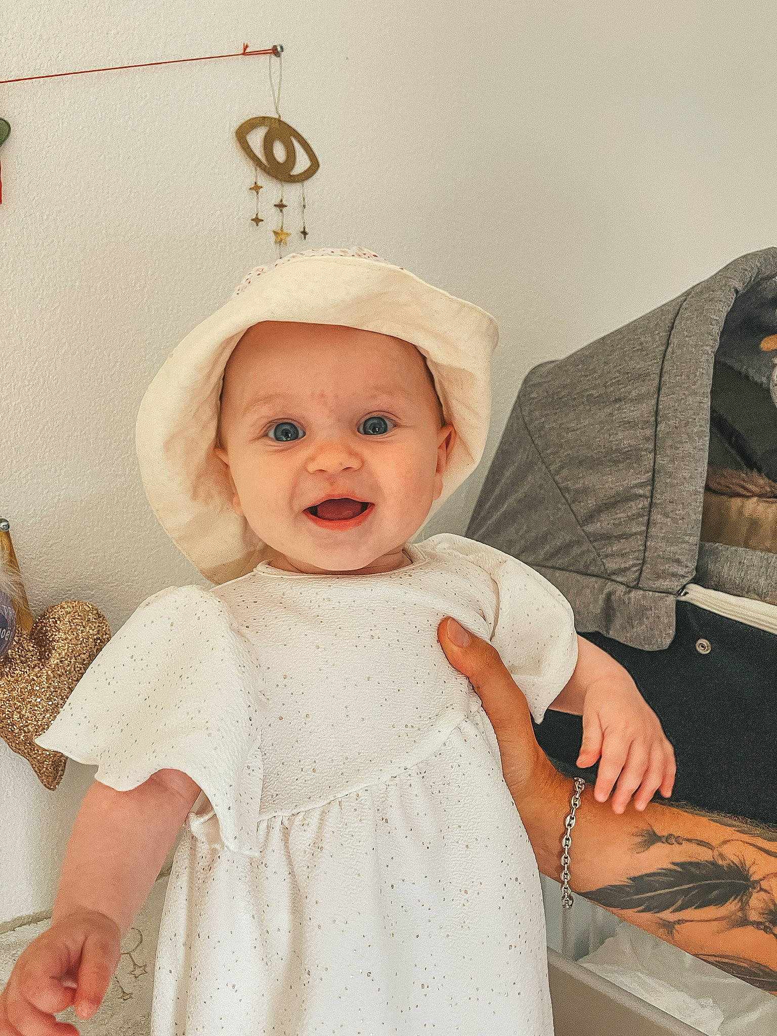 Romy a rejoint le concours — aidez-le/la à gagner de superbes lots ! baby, baby_toddler_clothing, child, day_dress, dress, embellishment, hairstyle, happy, headgear, headwear, organ, outerwear, person, pink, skin, sleeve, smile, standing, textile, toddler