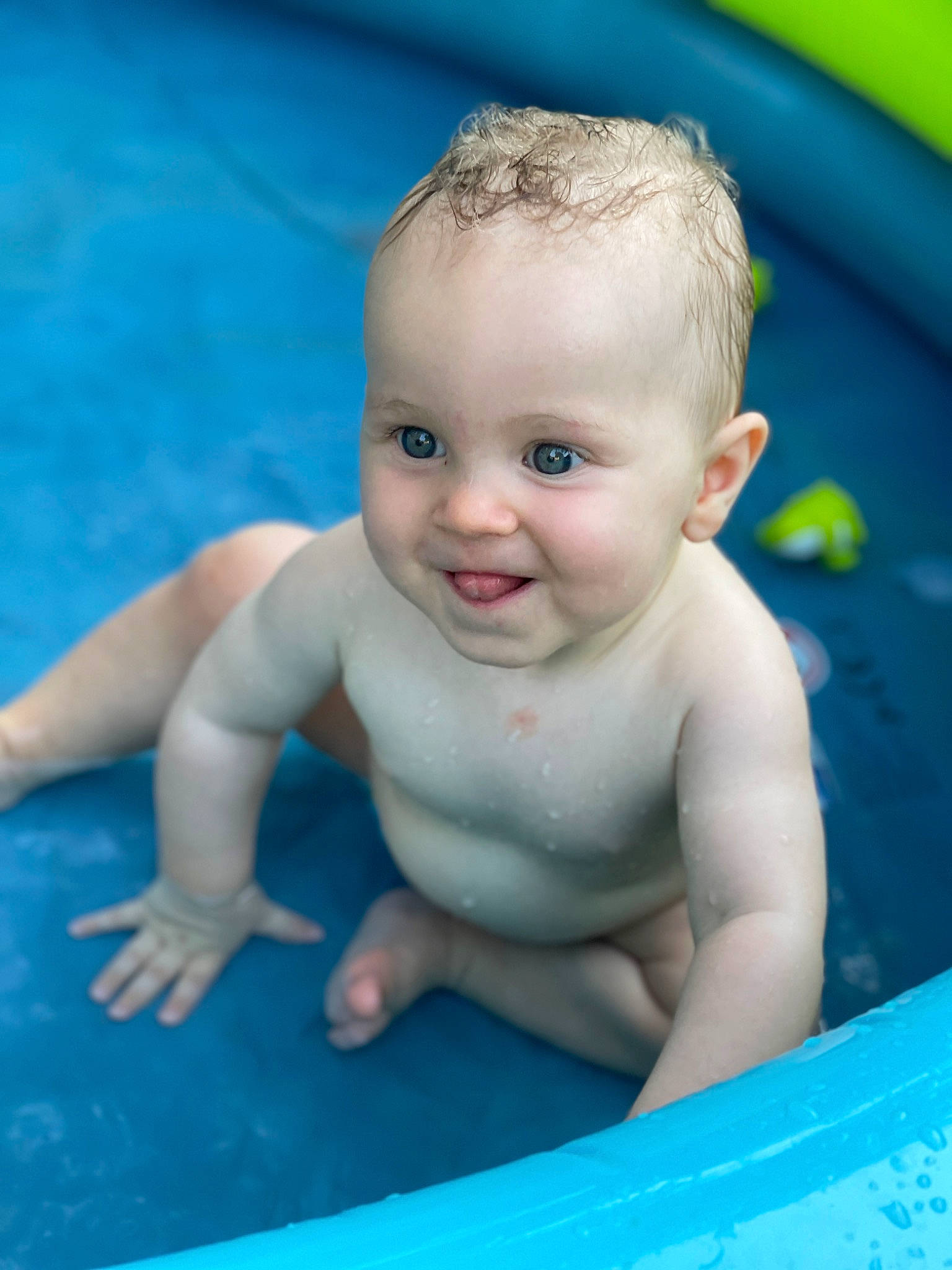 Romy a rejoint le concours — aidez-le/la à gagner de superbes lots ! baby, baby_bathing, bathing, blue, cheek, eye, face, fluid, fun, hair, hairstyle, happy, head, human_body, iris, joy, leisure, person, skin, smile