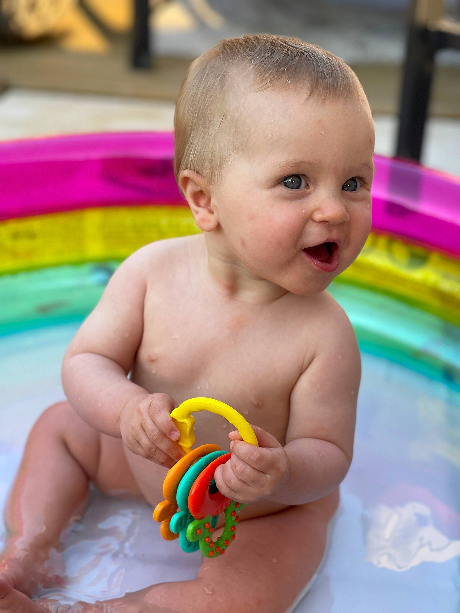 Romy a rejoint le concours — aidez-le/la à gagner de superbes lots ! baby_playing_with_toys, bathing, body_of_water, chest, face, facial_expression, happy, head, human_body, iris, joint, leisure, muscle, organ, person, photograph, product, skin, smile, swimming_pool