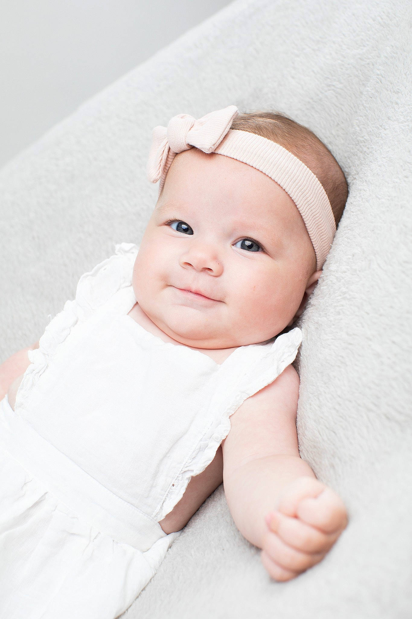 Mily a rejoint le concours — aidez-le/la à gagner de superbes lots ! baby, baby_toddler_clothing, bonnet, child, collar, comfort, fashion_accessory, flash_photography, grass, happy, headwear, person, photo_shoot, portrait, portrait_photography, sitting, sleeve, smile, toddler