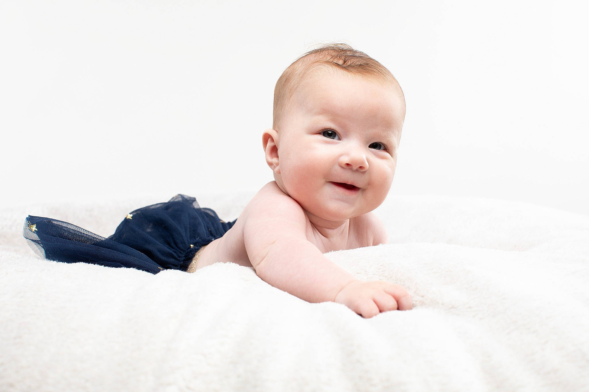 Mily a rejoint le concours — aidez-le/la à gagner de superbes lots ! baby, baby_toddler_clothing, cheek, child, comfort, eye, flash_photography, flooring, foot, happy, human_body, human_leg, iris, joy, laugh, person, portrait_photography, sitting, sleeve, smile