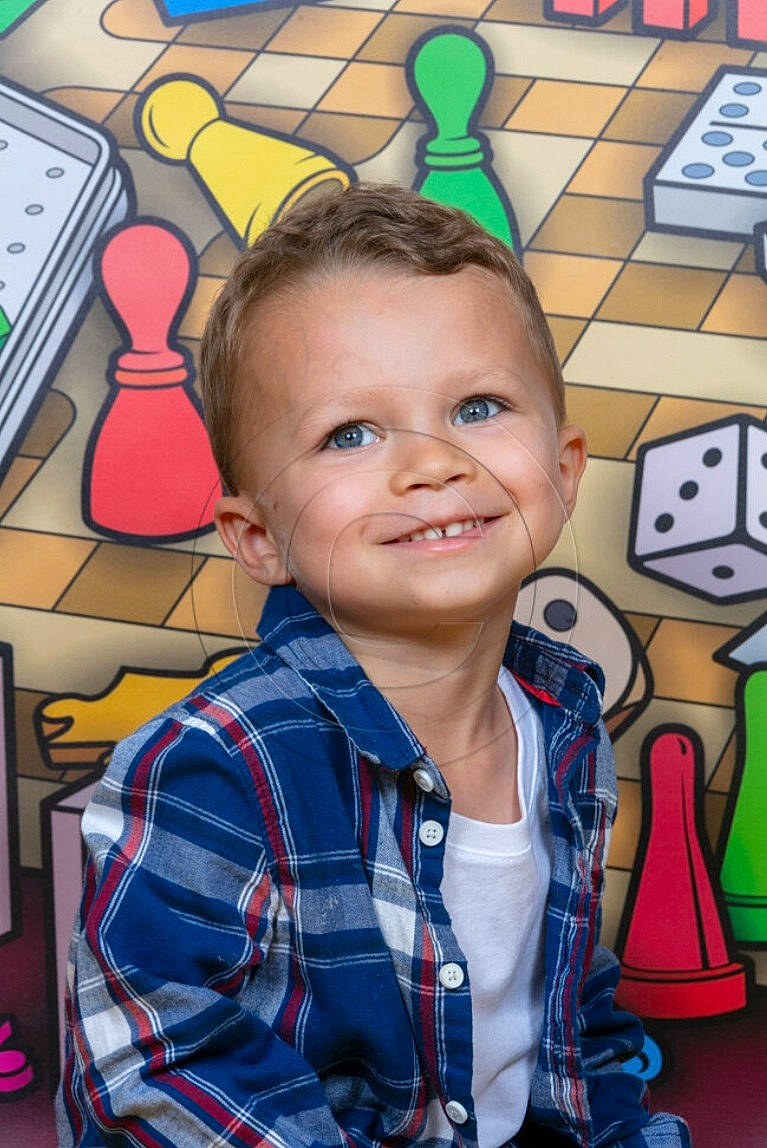 Maël a rejoint le concours — aidez-le/la à gagner de superbes lots ! art, cheek, child, electric_blue, fun, happy, head, joy, leisure, pattern, person, plaid, play, puzzle, recreation, sitting, smile, t_shirt, tartan, toddler