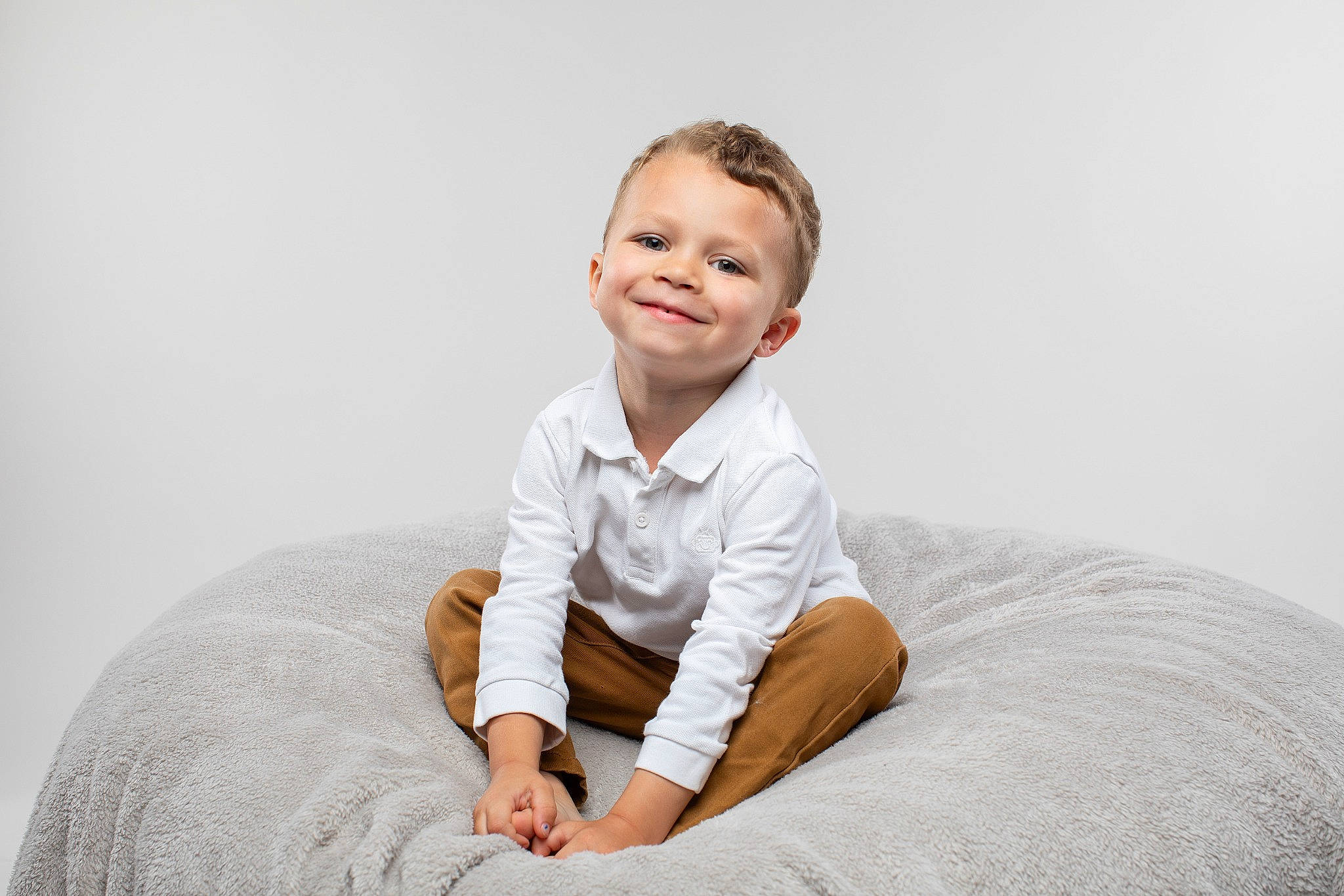 Maël participe au concours pour gagner de l'argent avec cette photo : child, collar, comfort, dress_shirt, elbow, face, flash_photography, formal_wear, gesture, happy, human_leg, joy, knee, person, portrait, portrait_photography, sitting, sleeve, smile, t_shirt