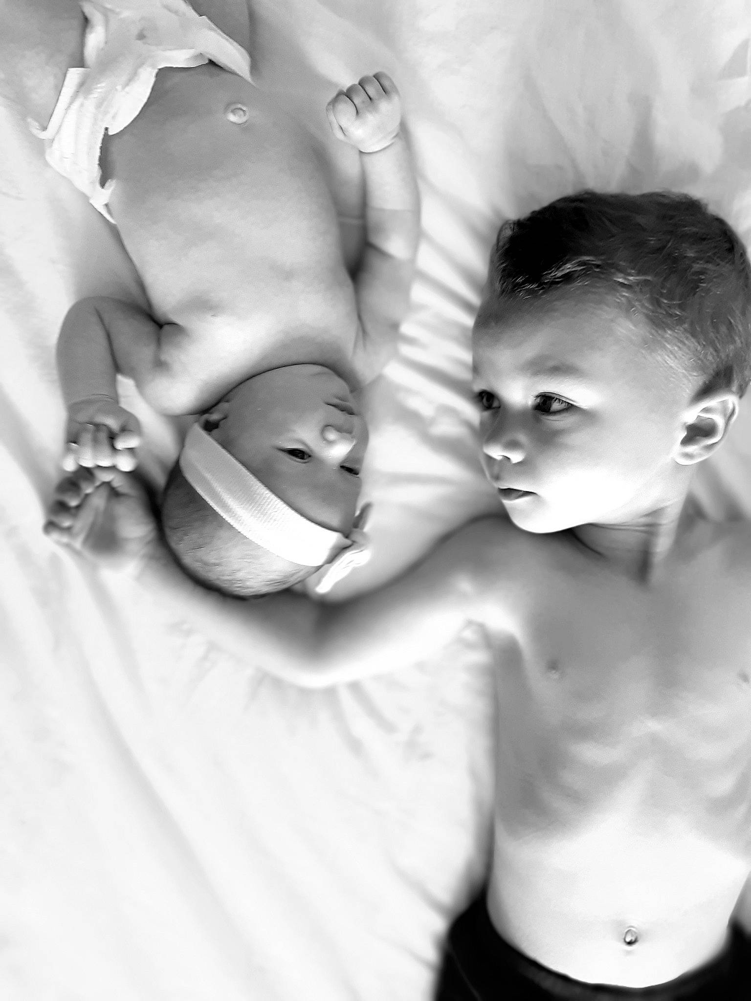 Maël participe au concours pour gagner de l'argent avec cette photo : abdomen, arm, black, black_and_white, chest, child, eyelash, flash_photography, gesture, happy, headwear, human_body, joint, monochrome, monochrome_photography, neck, person, photograph, shoulder, style