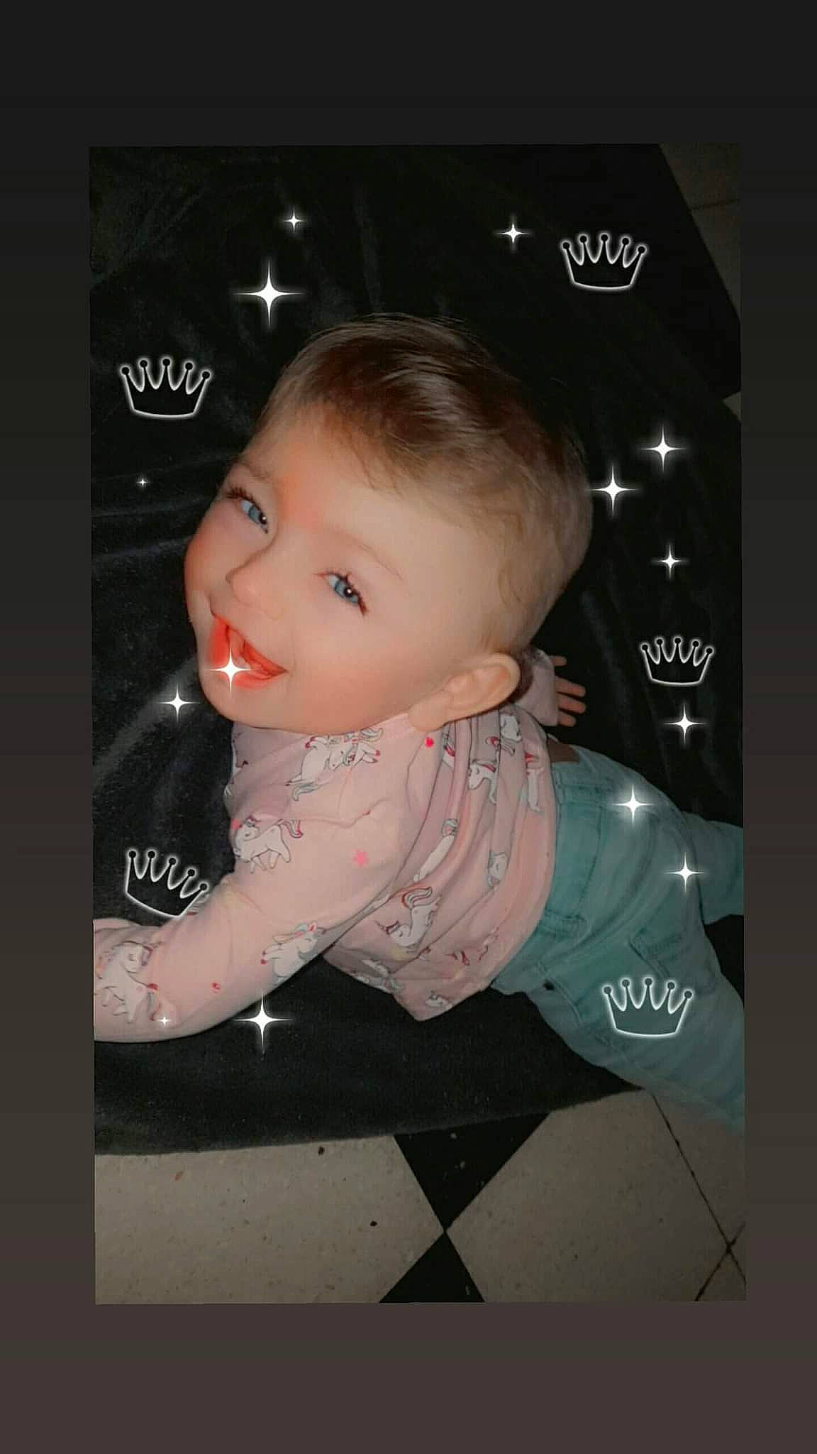 Elsa a rejoint le concours — aidez-le/la à gagner de superbes lots ! baby, baby_products, baby_safety, baby_toddler_clothing, cheek, child, eyelash, flash_photography, fun, happy, person, sitting, skin, sleeve, smile, toddler