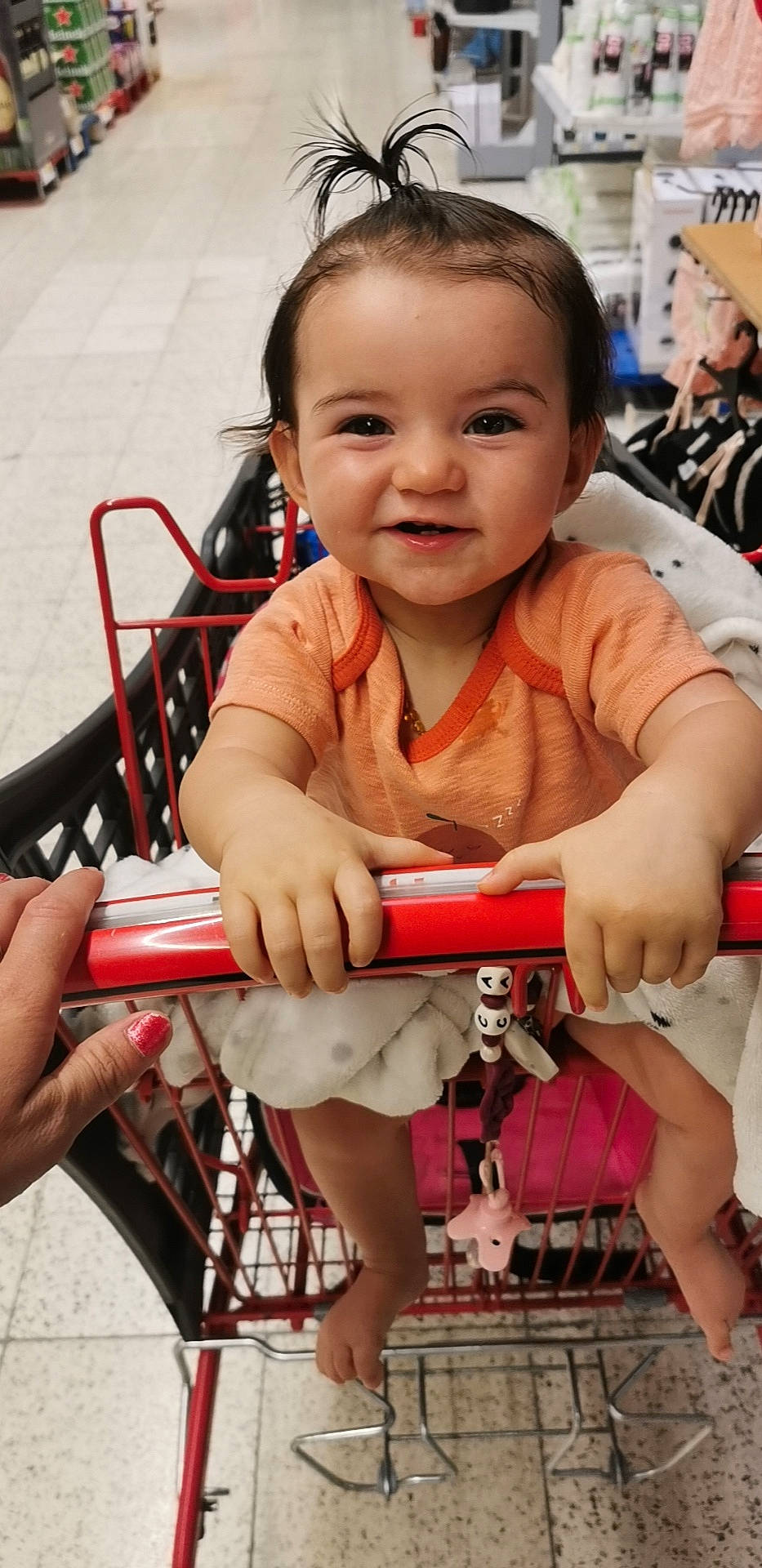 Catalya a rejoint le concours — aidez-le/la à gagner de superbes lots ! baby, baby_carriage, baby_toddler_clothing, cheek, child, eye, face, facial_expression, fun, hairstyle, happy, joy, lap, leg, person, photograph, red, shorts, skin, smile