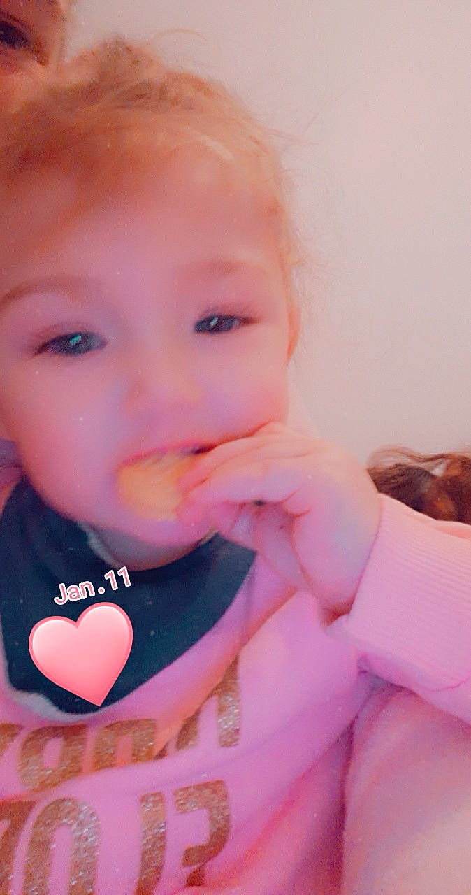Jenna a rejoint le concours — aidez-le/la à gagner de superbes lots ! baby, baby_toddler_clothing, cheek, child, eye, eyelash, finger, heart, iris, lip, love, nail, nose, organ, peach, person, pink, skin, sweetness, taste