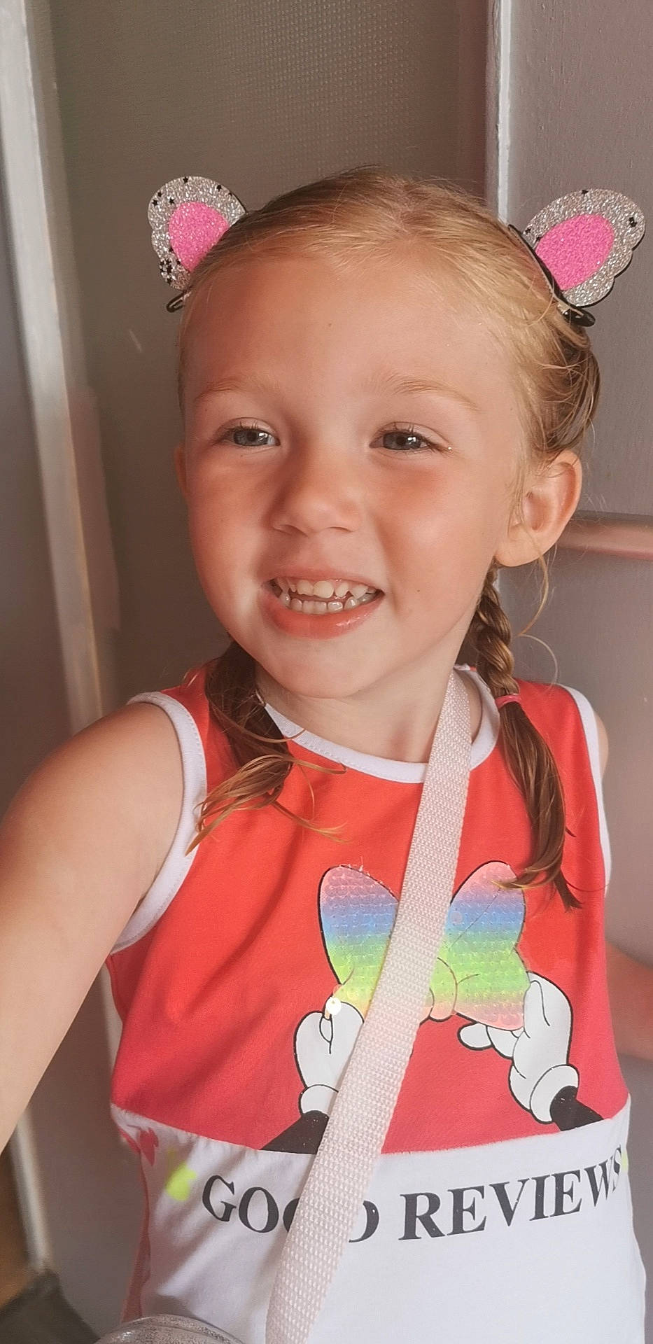 Jenna a rejoint le concours — aidez-le/la à gagner de superbes lots ! baby_toddler_clothing, cheek, ear, eye, eyebrow, eyelash, face, fun, hair, happy, head, headband, headpiece, iris, joy, person, pink, skin, sleeve, smile