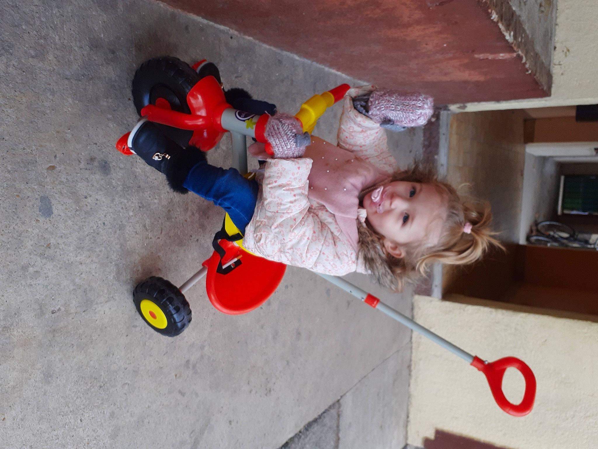 Jenna a rejoint le concours — aidez-le/la à gagner de superbes lots ! baby, baby_products, baby_toddler_clothing, baby_toys, child, microwave_oven, oven, person, plastic, play, rolling, toddler, toy, toy_vehicle