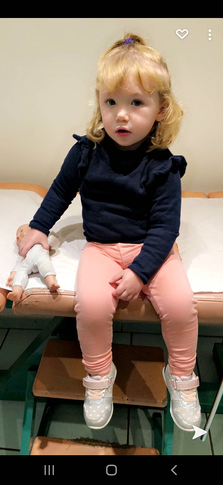 Jenna a rejoint le concours — aidez-le/la à gagner de superbes lots ! baby, baby_toddler_clothing, blond, boot, cheek, child, child_model, comfort, hand, human_leg, joint, knee, leg, person, pink, portrait_photography, sitting, skin, sock, thigh