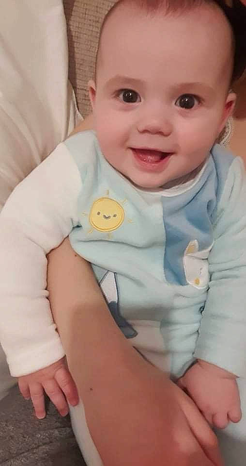 Arsène participe au concours pour gagner de l'argent avec cette photo : baby, baby_toddler_clothing, cheek, chin, collar, comfort, eye, eyebrow, finger, gesture, hand, happy, human_body, iris, joy, lip, neck, nose, person, skin