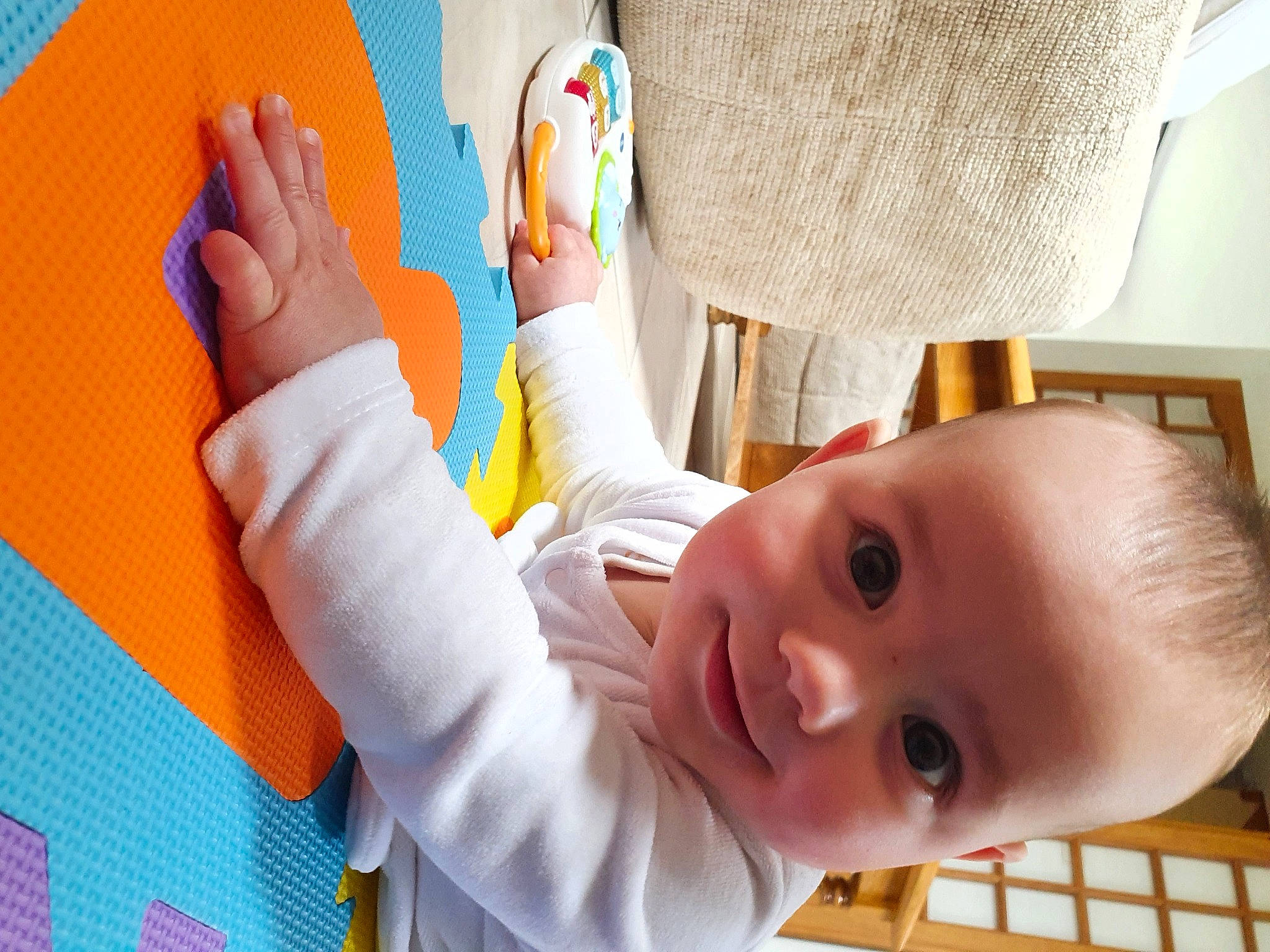 Arsène participe au concours pour gagner de l'argent avec cette photo : baby, baby_toddler_clothing, child, clothing, comfort, facial_expression, finger, fun, gesture, happy, human_body, nose, person, product, skin, smile, textile, thumb, toddler, wood